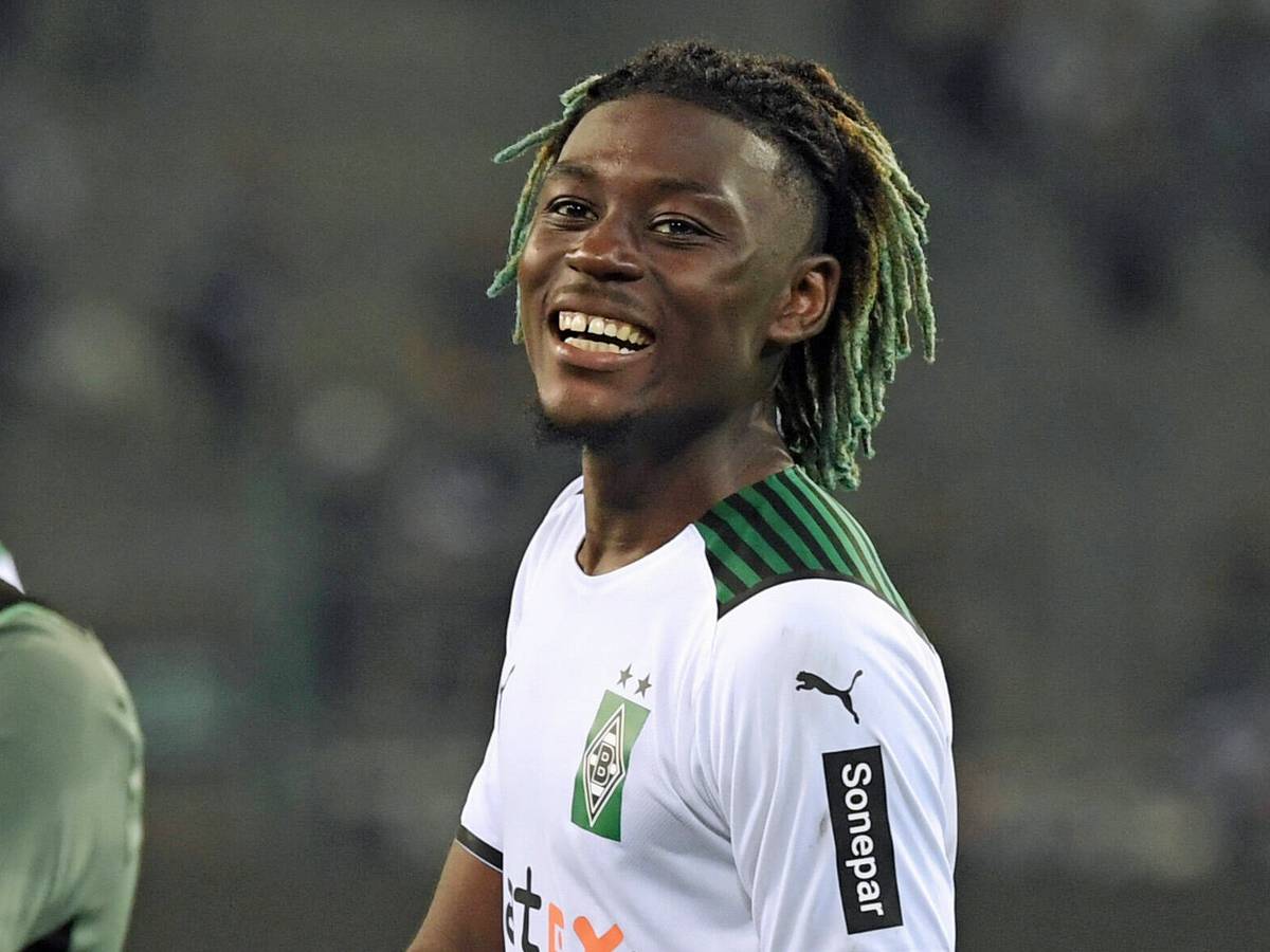 Manu Koné, Spieler von Borussia Mönchengladbach, freut sich am 25. September 2021 im Borussia-Park über den Bundesliga-Sieg gegen Borussia Dortmund. Koné lächelt sichtlich glücklich.