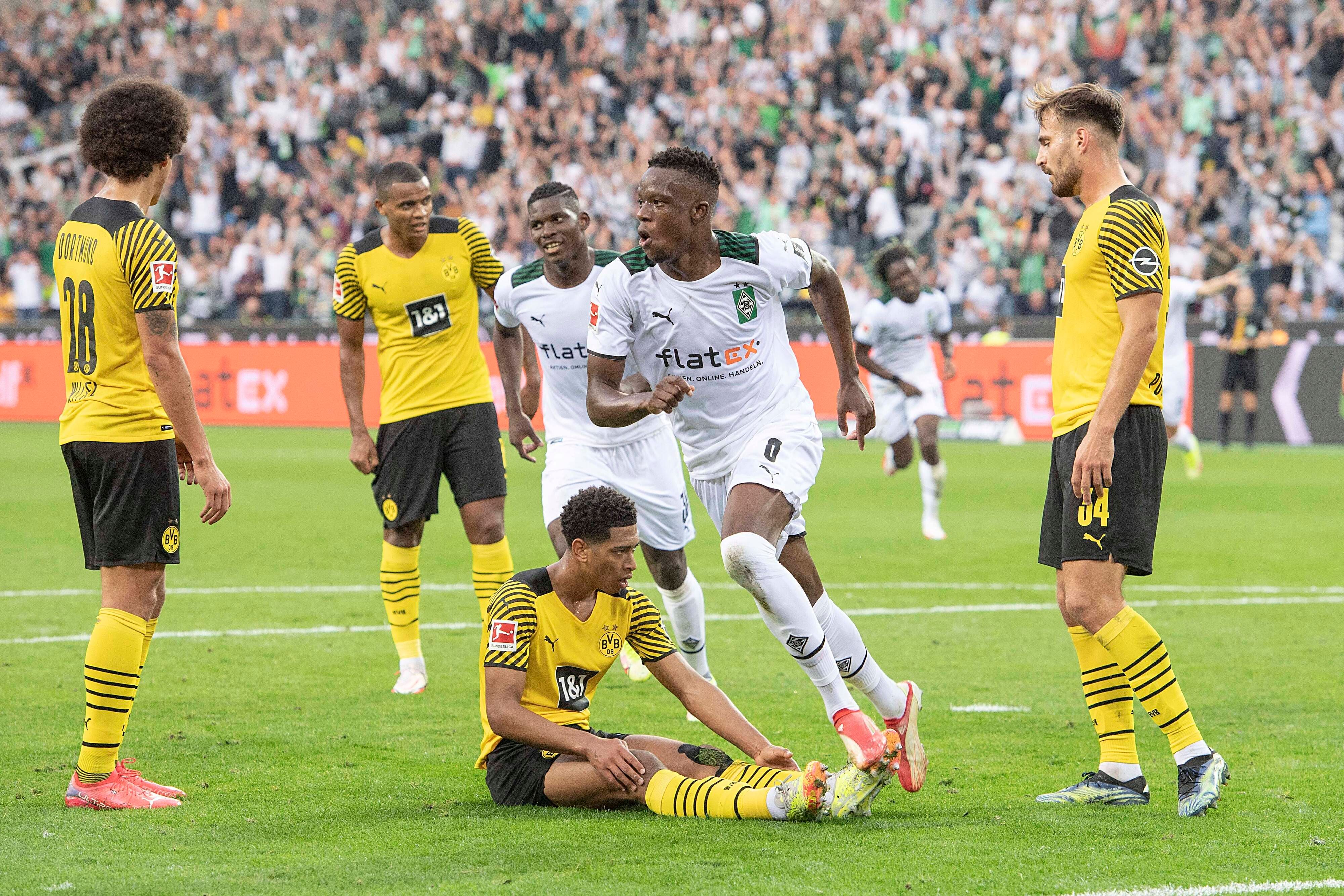 Gladbach-Profi Denis Zakaria (2.v.r.) bejubelt seinen Treffer zum 1:0-Sieg der Fohlen-Elf gegen Borussia Dortmund am 25. September 2021 im Borussia-Park. Die Dortmunder Gegenspieler schauen derweil enttäuscht drein.