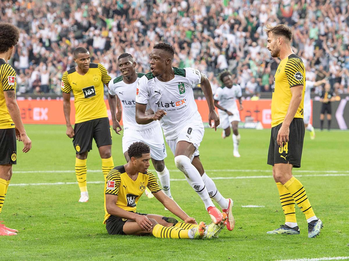 Gladbach-Profi Denis Zakaria (2.v.r.) bejubelt seinen Treffer zum 1:0-Sieg der Fohlen-Elf gegen Borussia Dortmund am 25. September 2021 im Borussia-Park. Die Dortmunder Gegenspieler schauen derweil enttäuscht drein.