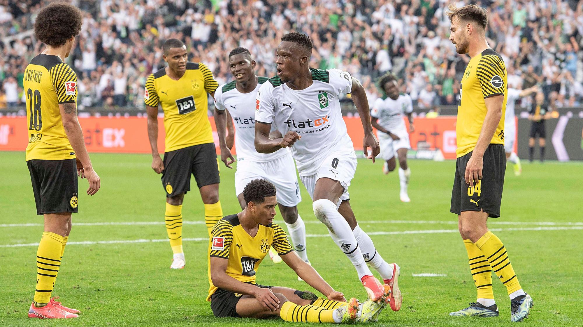 Gladbach-Profi Denis Zakaria (2.v.r.) bejubelt seinen Treffer zum 1:0-Sieg der Fohlen-Elf gegen Borussia Dortmund am 25. September 2021 im Borussia-Park. Die Dortmunder Gegenspieler schauen derweil enttäuscht drein.
