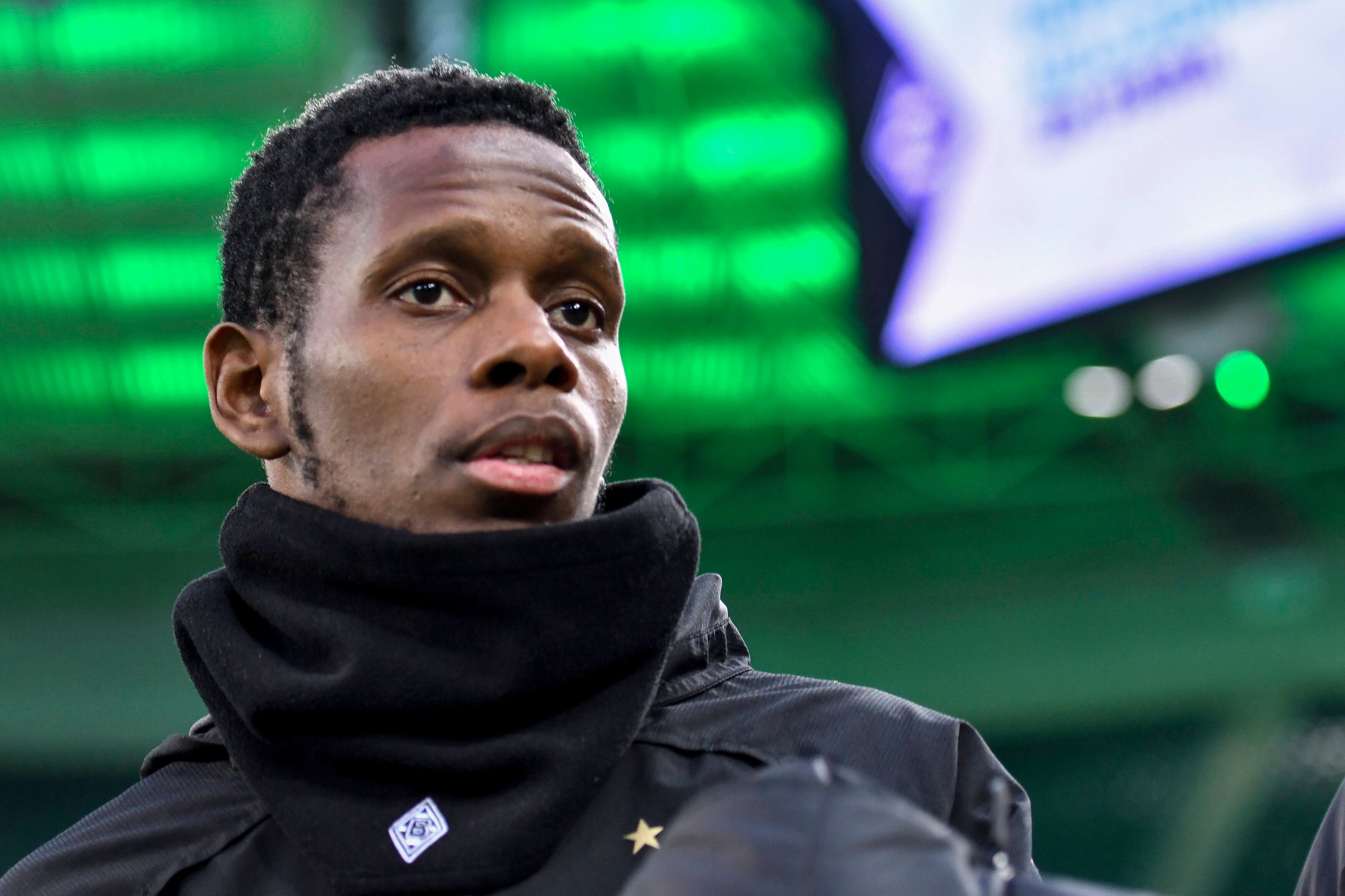 Ibrahima Traoré steht mit schwarzem Schal im Borussia Park.