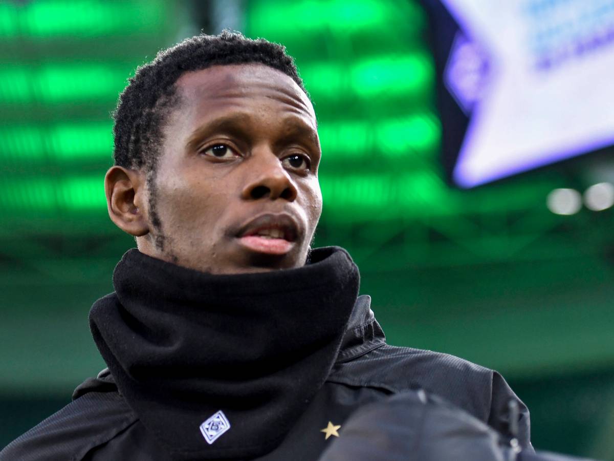 Ex-Gladbacher Ibrahima Traoré beim Geisterspiel zwischen den Fohlen und dem 1. FC Köln am 11. März 2020 am Spielfeldrand im Borussia-Park, skeptisch schauend.