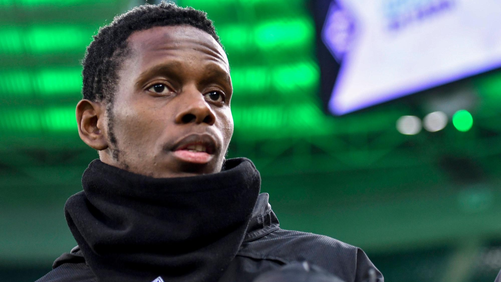 Ex-Gladbacher Ibrahima Traoré beim Geisterspiel zwischen den Fohlen und dem 1. FC Köln am 11. März 2020 am Spielfeldrand im Borussia-Park, skeptisch schauend.