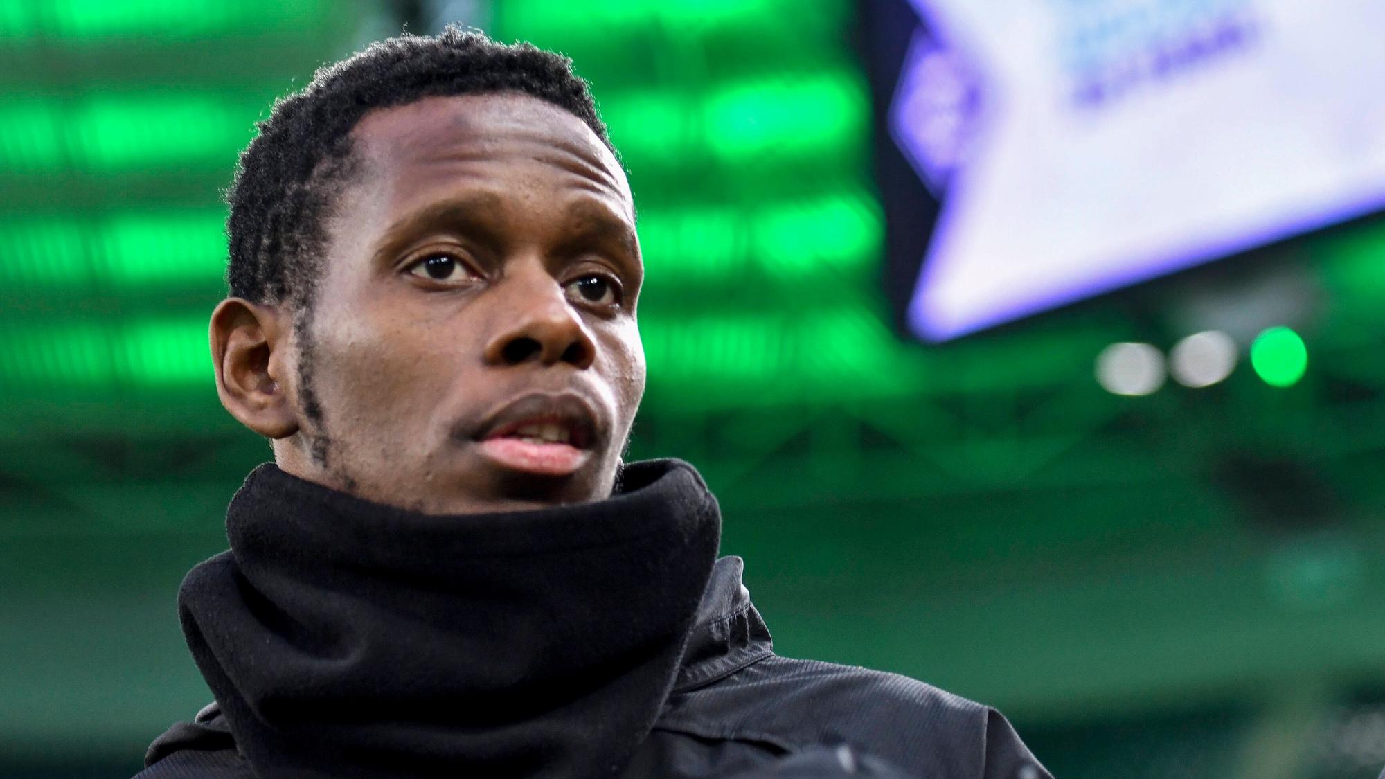 Ibrahima Traoré steht mit schwarzem Schal im Borussia Park.