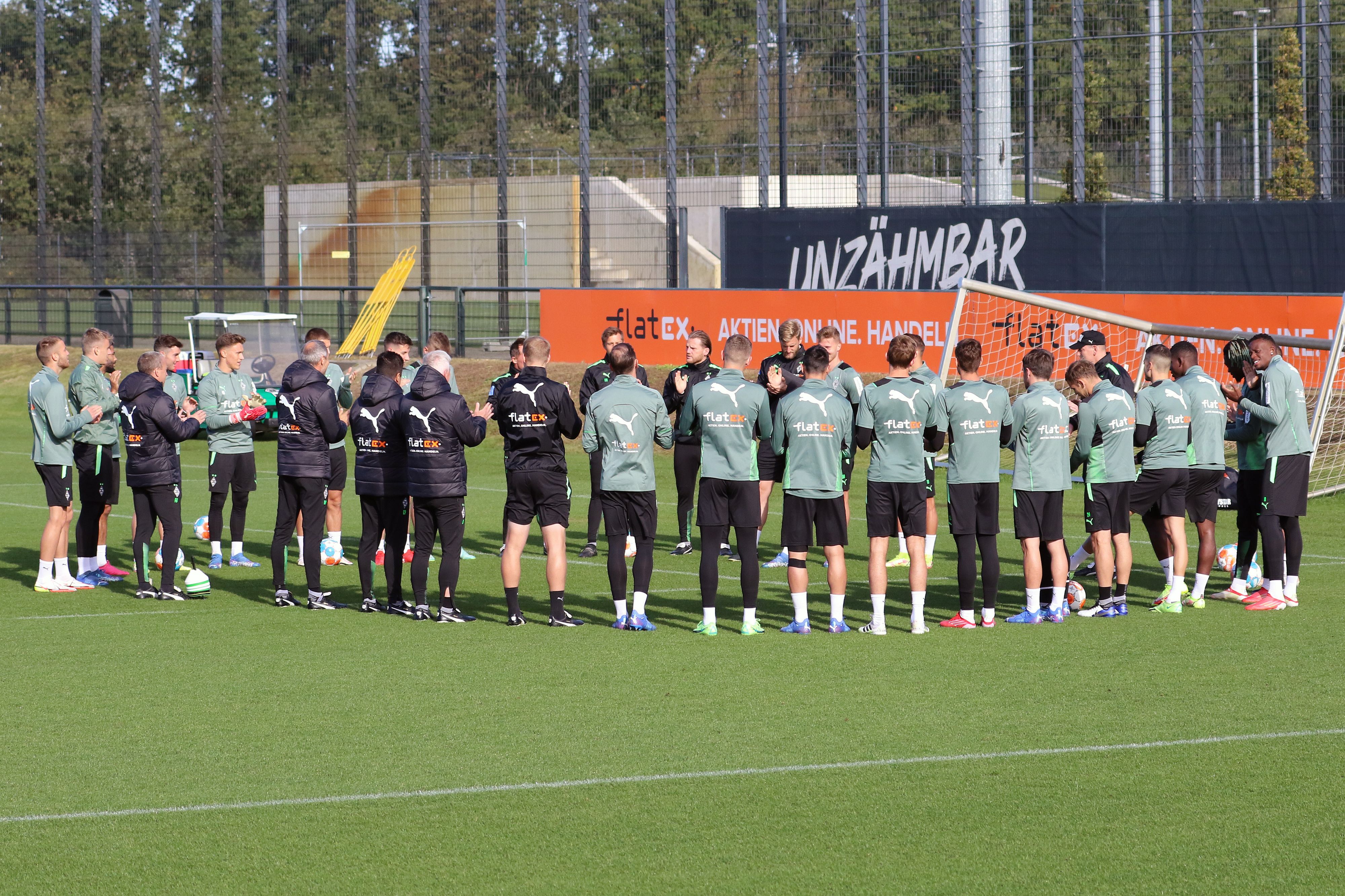 Beim Donnerstags-Training (30. September) von Borussia Mönchengladbach im Borussia-Park hatte Trainer Adi Hütter eine große Gruppe im Kreis um sich versammelt.