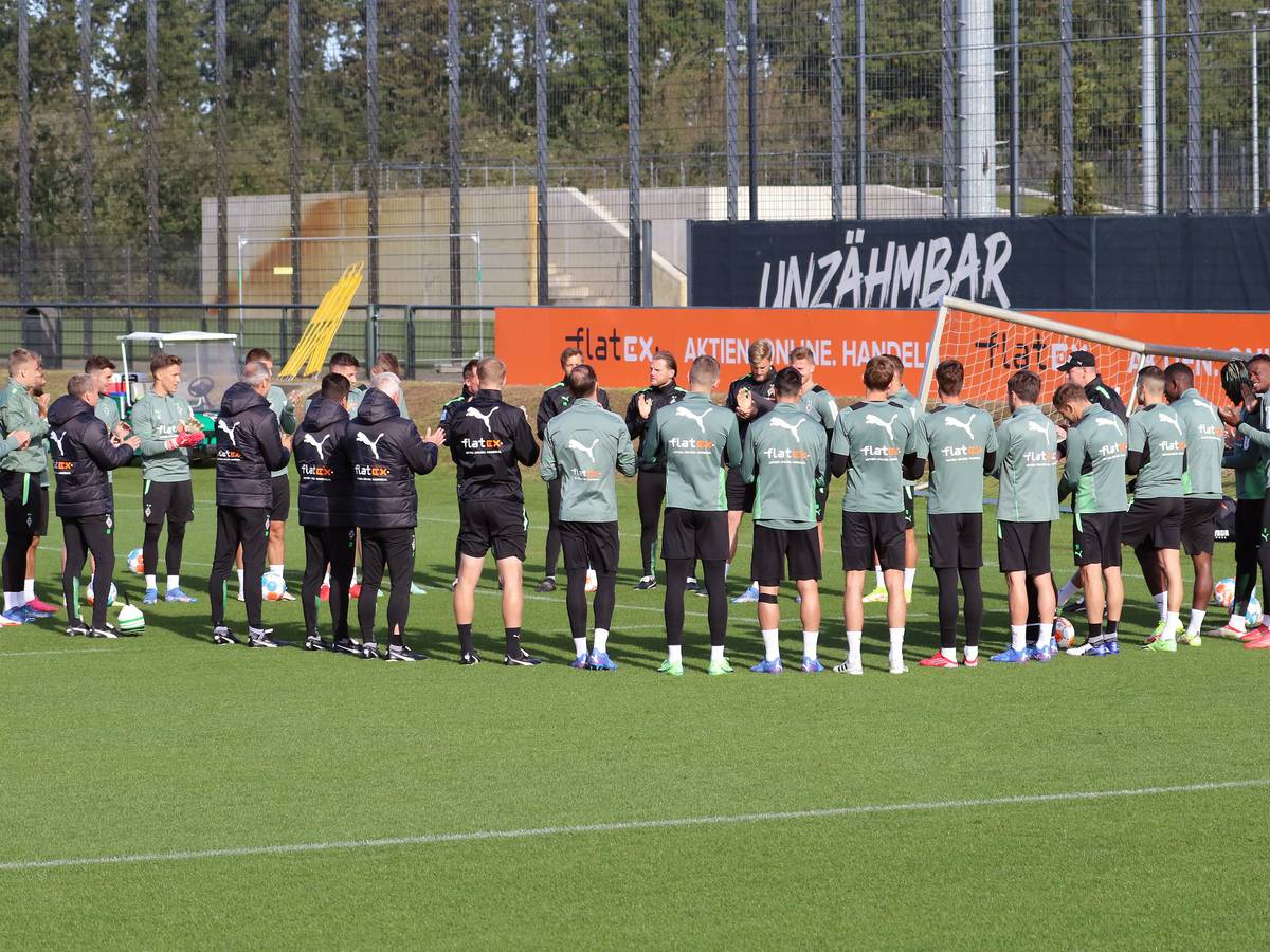 Beim Donnerstags-Training (30. September) von Borussia Mönchengladbach im Borussia-Park hatte Trainer Adi Hütter eine große Gruppe im Kreis um sich versammelt.