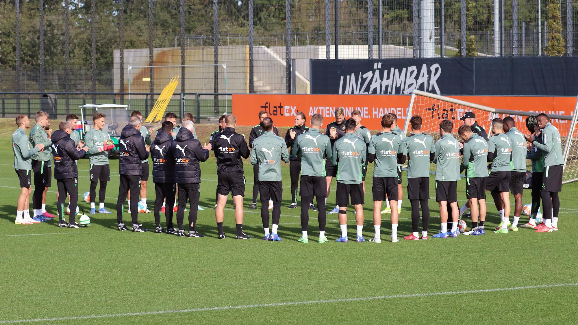 Beim Donnerstags-Training (30. September) von Borussia Mönchengladbach im Borussia-Park hatte Trainer Adi Hütter eine große Gruppe im Kreis um sich versammelt.
