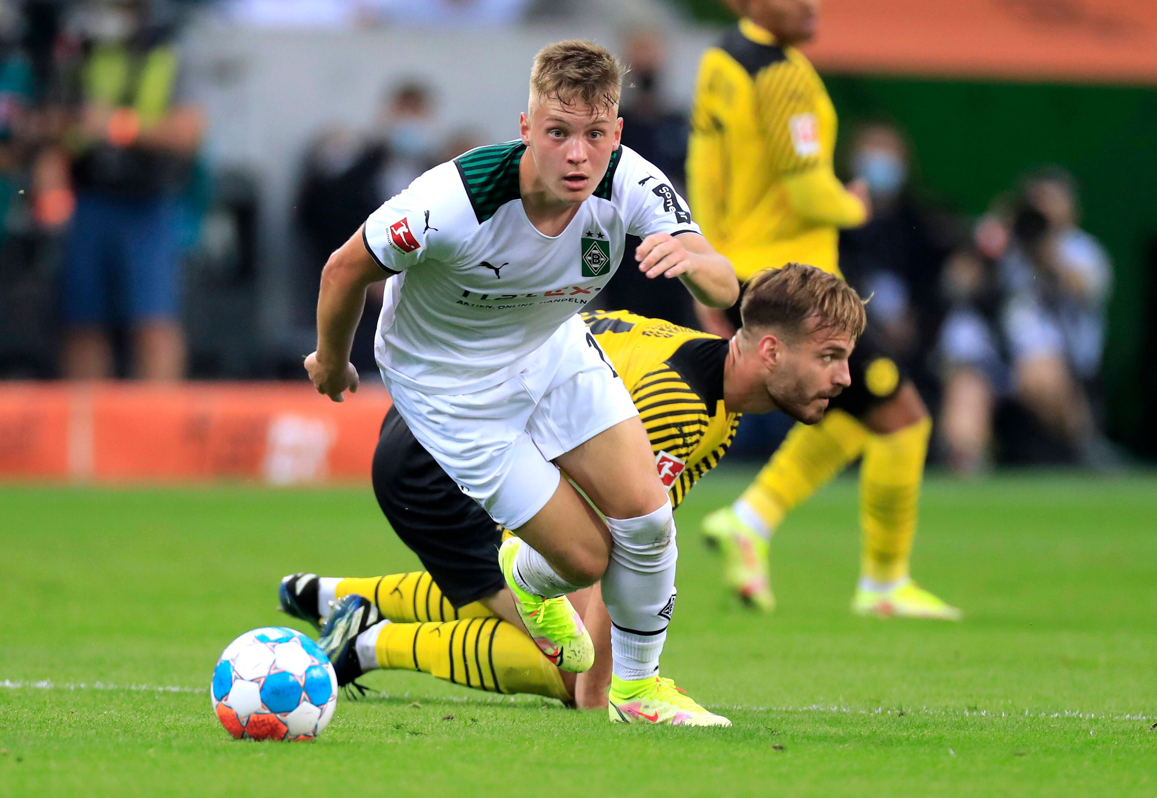 Luca Netz, Profi von Borussia Mönchengladbach, ist erstmals in die U21-Nationalmannschaft des DFB berufen worden. Auf diesem Foto ist der Linksfuß am 25. September 2021 im Borussia-Park gegen Dortmund zu sehen. Netz enteilt samt Ball am Fuß seinem Gegenspieler