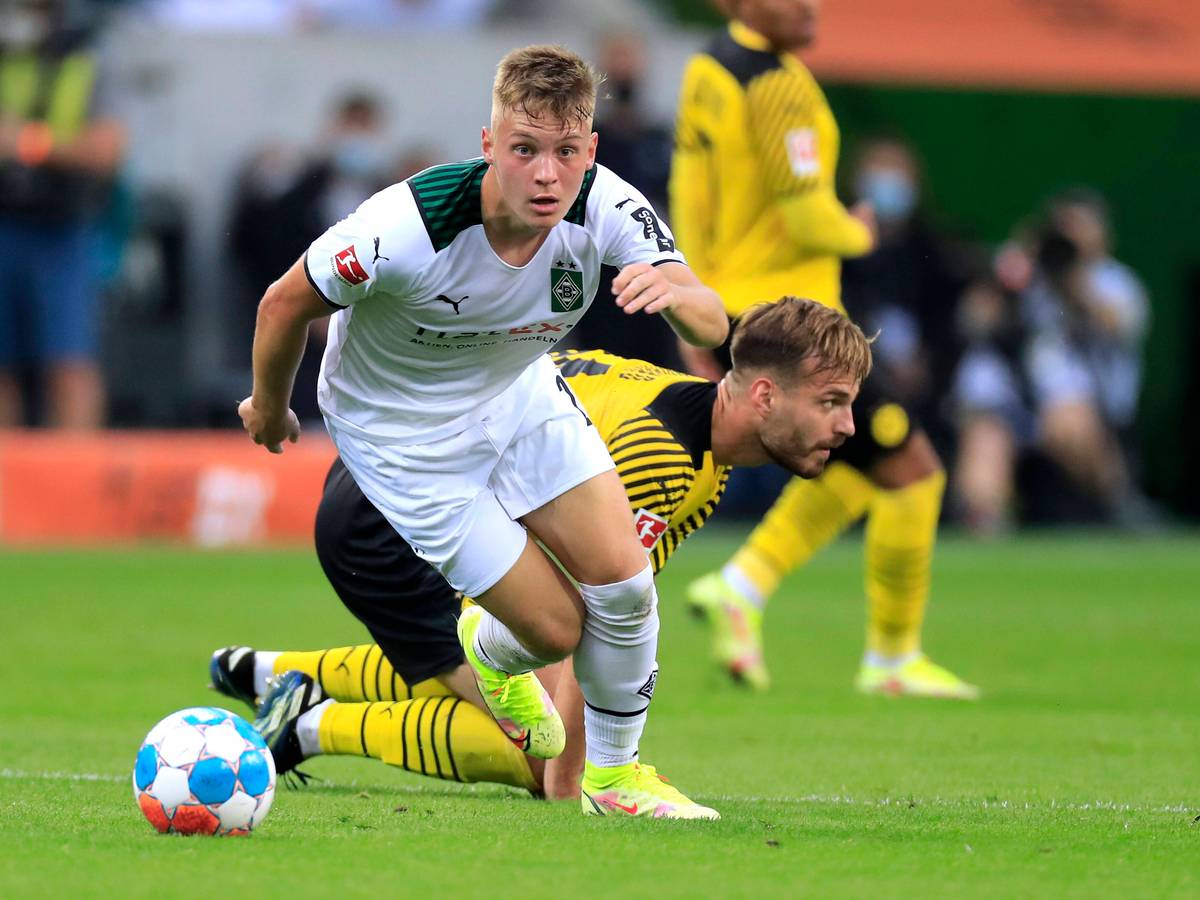 Luca Netz, Profi von Borussia Mönchengladbach, ist erstmals in die U21-Nationalmannschaft des DFB berufen worden. Auf diesem Foto ist der Linksfuß am 25. September 2021 im Borussia-Park gegen Dortmund zu sehen. Netz enteilt samt Ball am Fuß seinem Gegenspieler