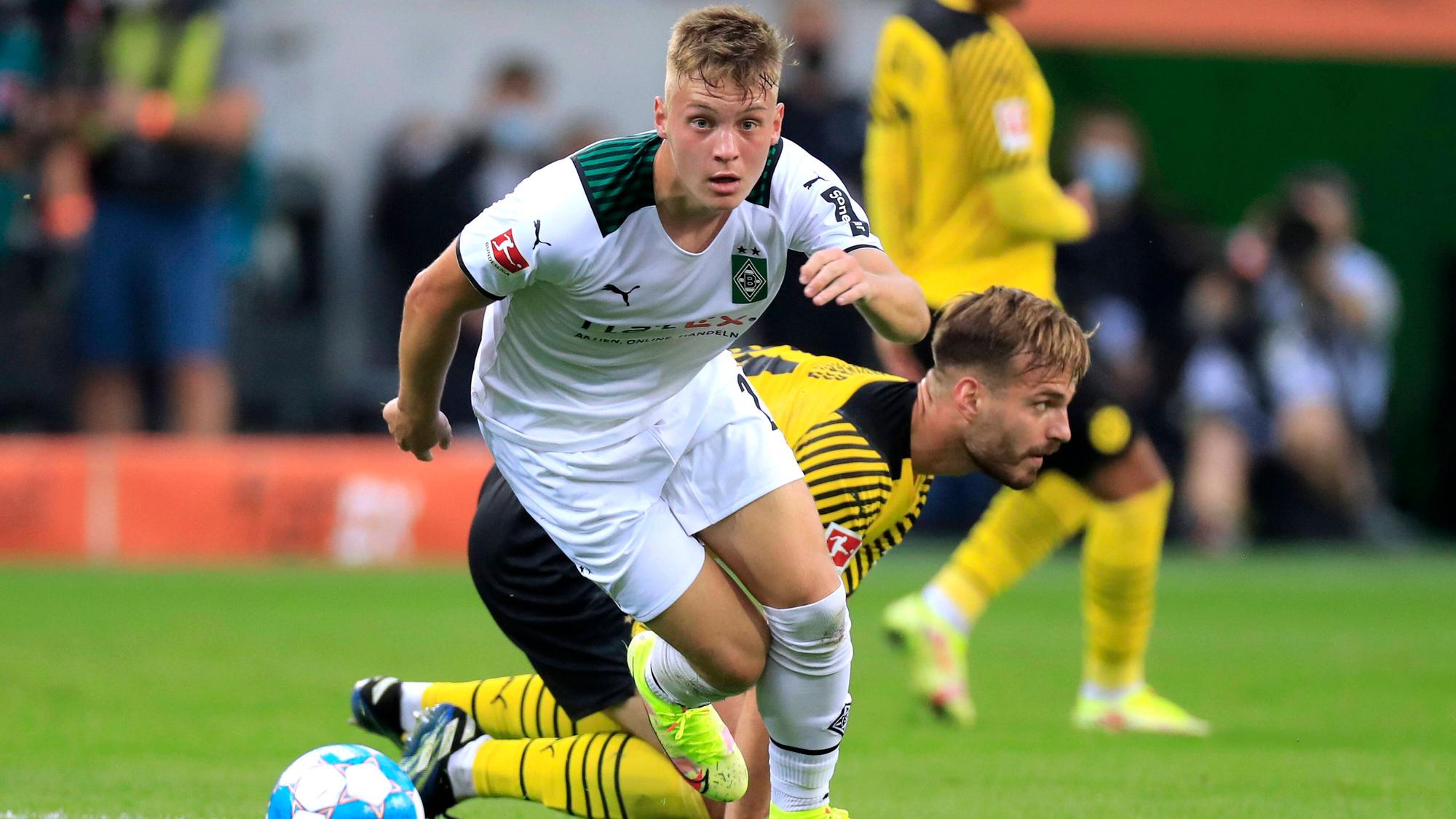 Luca Netz, Profi von Borussia Mönchengladbach, ist erstmals in die U21-Nationalmannschaft des DFB berufen worden. Auf diesem Foto ist der Linksfuß am 25. September 2021 im Borussia-Park gegen Dortmund zu sehen. Netz enteilt samt Ball am Fuß seinem Gegenspieler