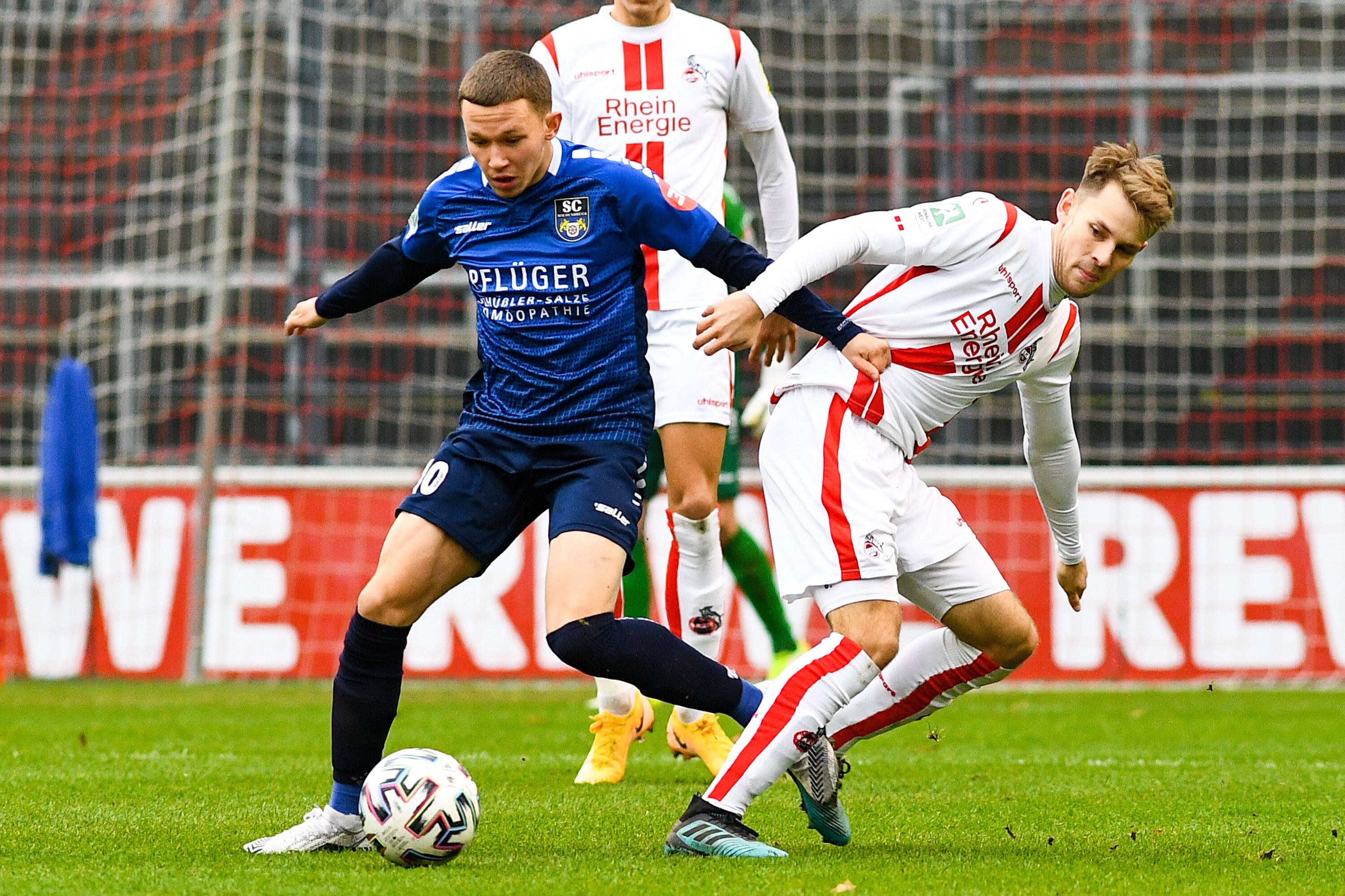 Offensivspieler Phil Beckhoff (l.) vom SC Wiedenbrück, hier am 12. Dezember 2020 im Regionalliga-West-Duell mit Georg Strauch (r., 1. FC Köln II), soll angeblich bei Borussia Mönchengladbach auf dem Transfer-Radar sein.