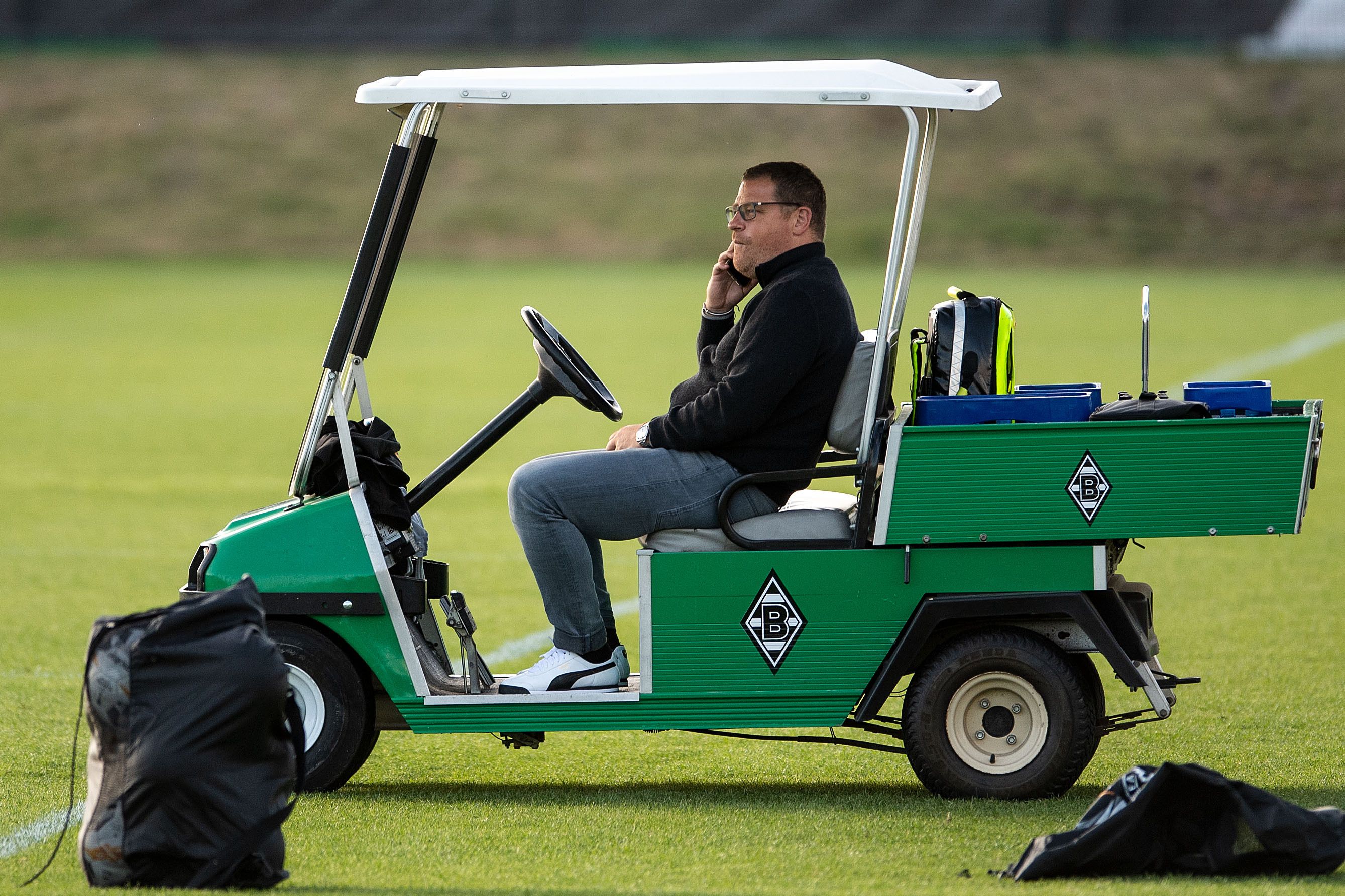 Gladbachs Sportdirektor Max Eberl verfolgt am 18. November 2019 das Fohlen-Training von einem Golfkart aus und telefoniert dabei.