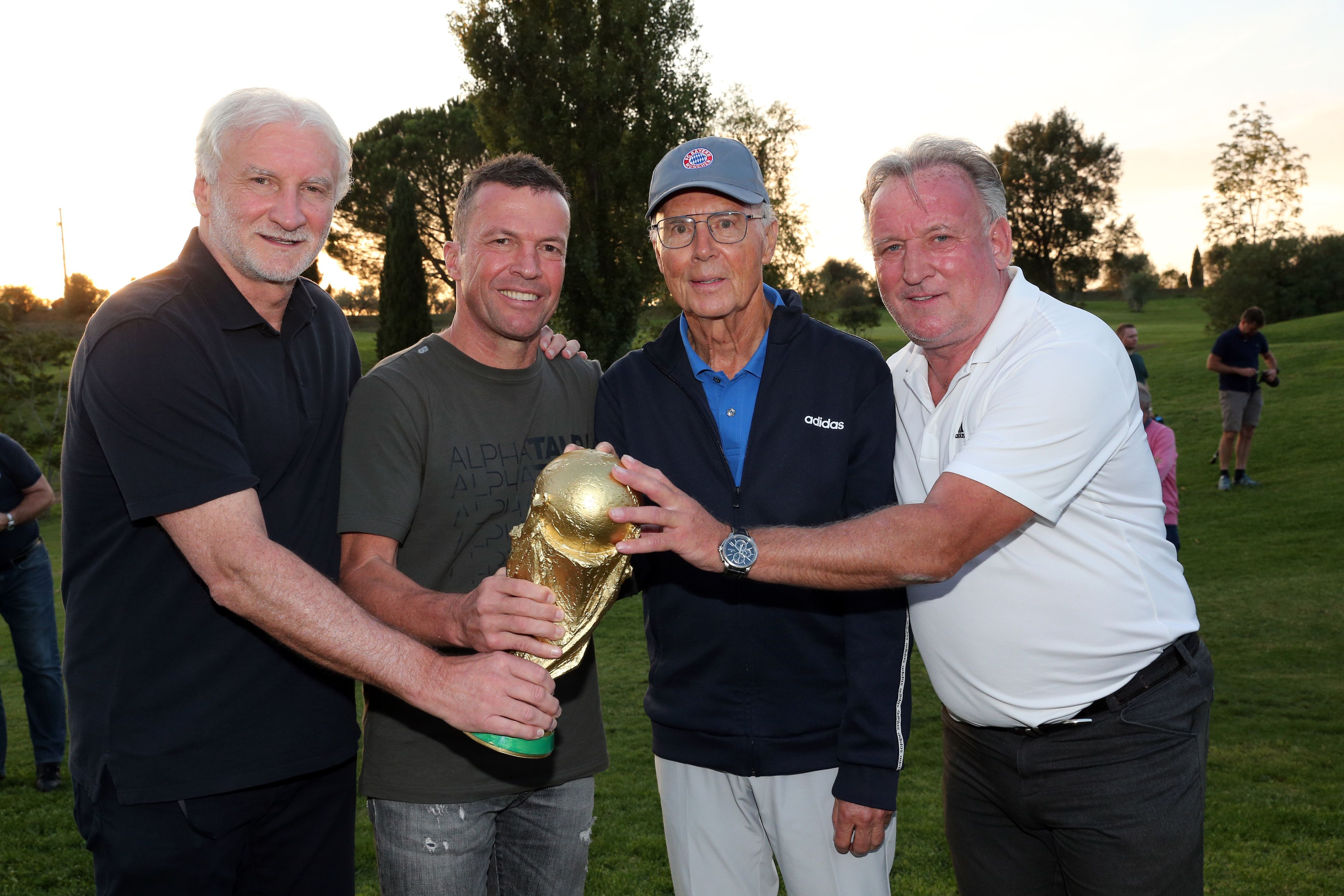 TV-Experte Lothar Matthäus (2.v.l.), gemeinsam mit den weiteren Weltmeistern Rudi Völler (l.), Franz Beckenbauer (2.v.r.) und Andreas Brehme (r.), am 10. Oktober 2020 bei einem Treffen in der Toskana. Sie alle halten den WM-Pokal in den Händen.