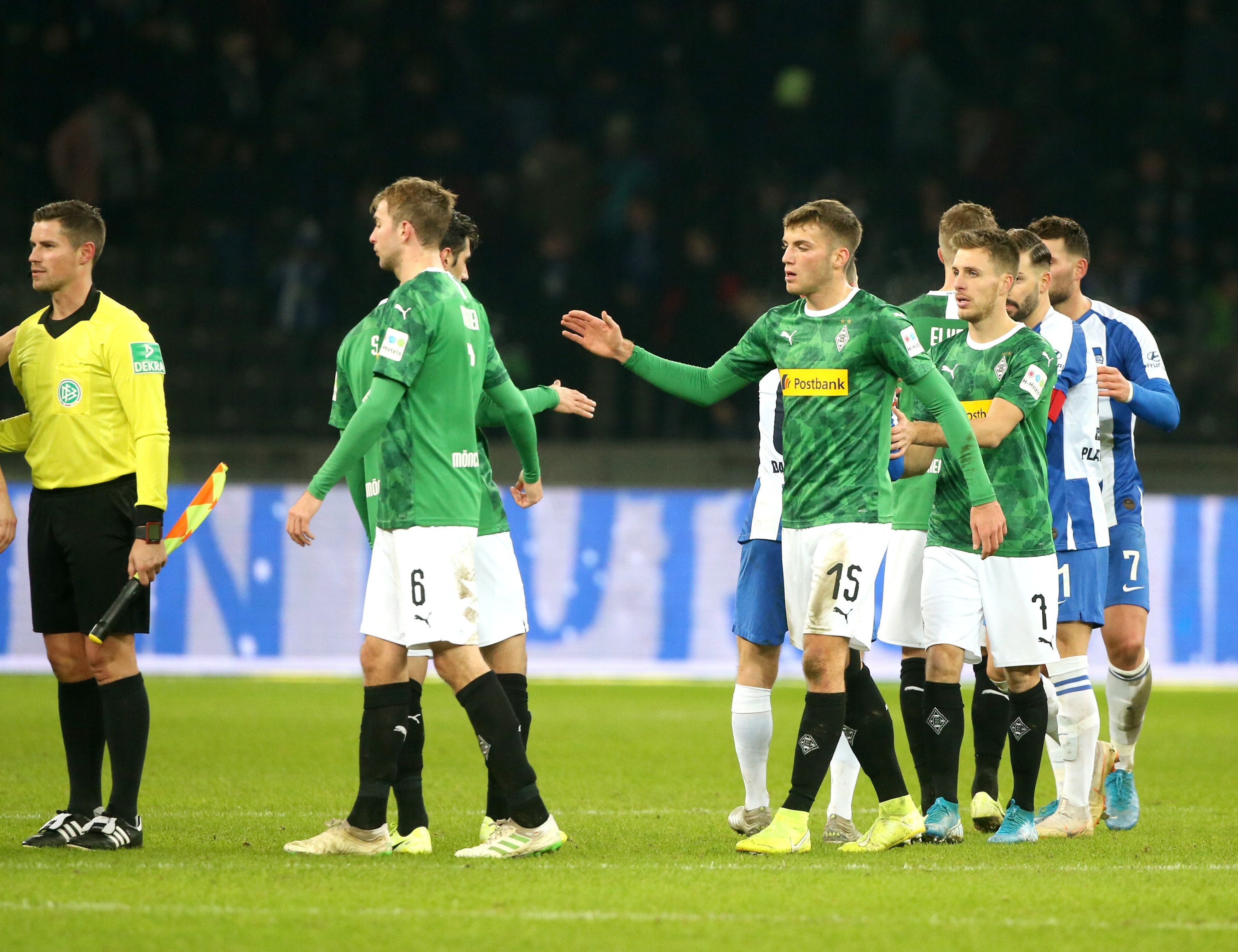 Gladbachs Verteidiger Jordan Beyer (Mitte) klatscht Lars Stindl (l., im Hintergrund) am 21. Dezember 2019 im Berliner Olympiastadion beim Bundesliga-Duell gegen Hertha BSC ab.
