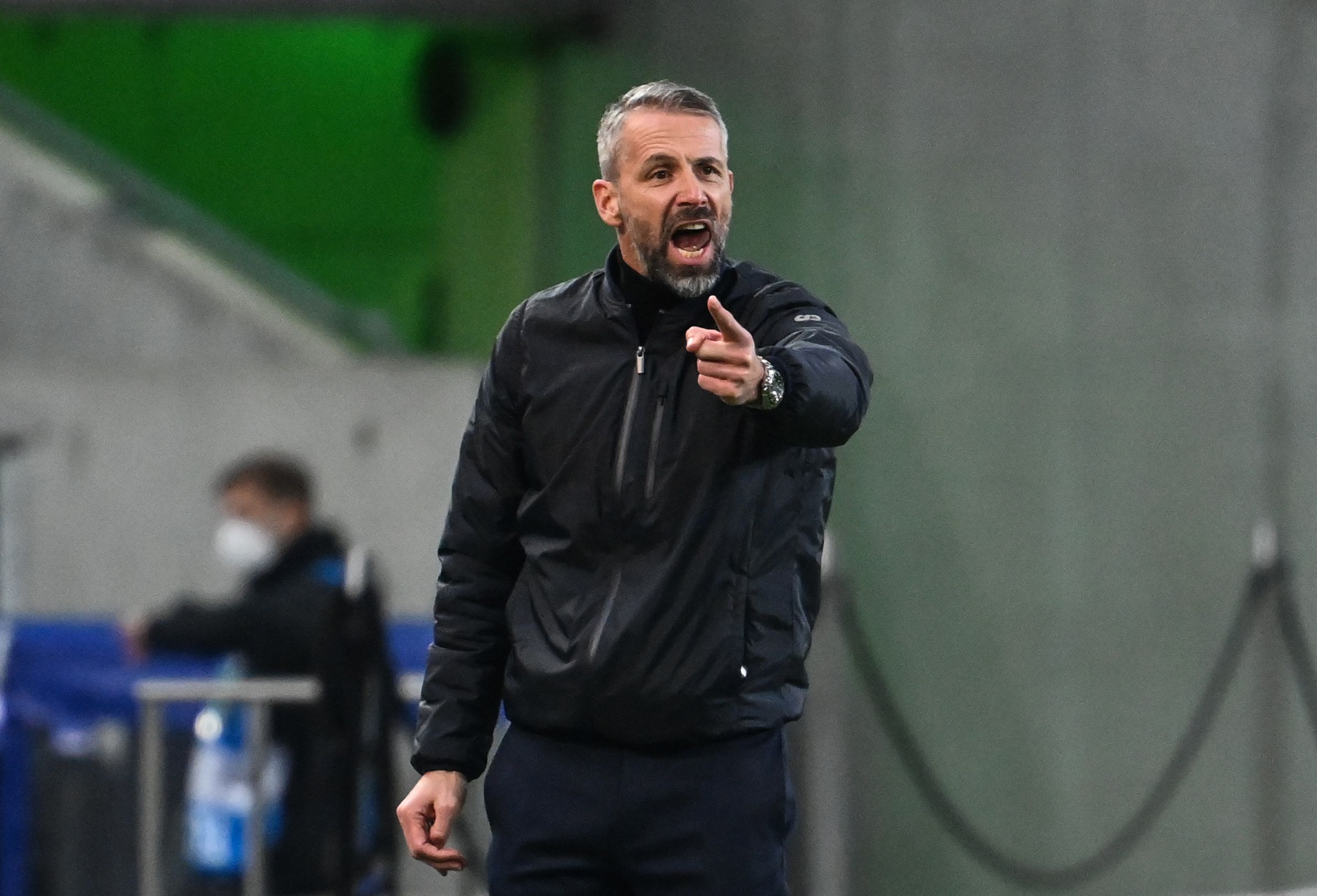 Trainer Marco Rose, hier am 25. November 2020 beim Champions-League-Spiel gegen Schachtar Donezk zu sehen, gibt seinen Spielern von Borussia Mönchengladbach Anweisungen.