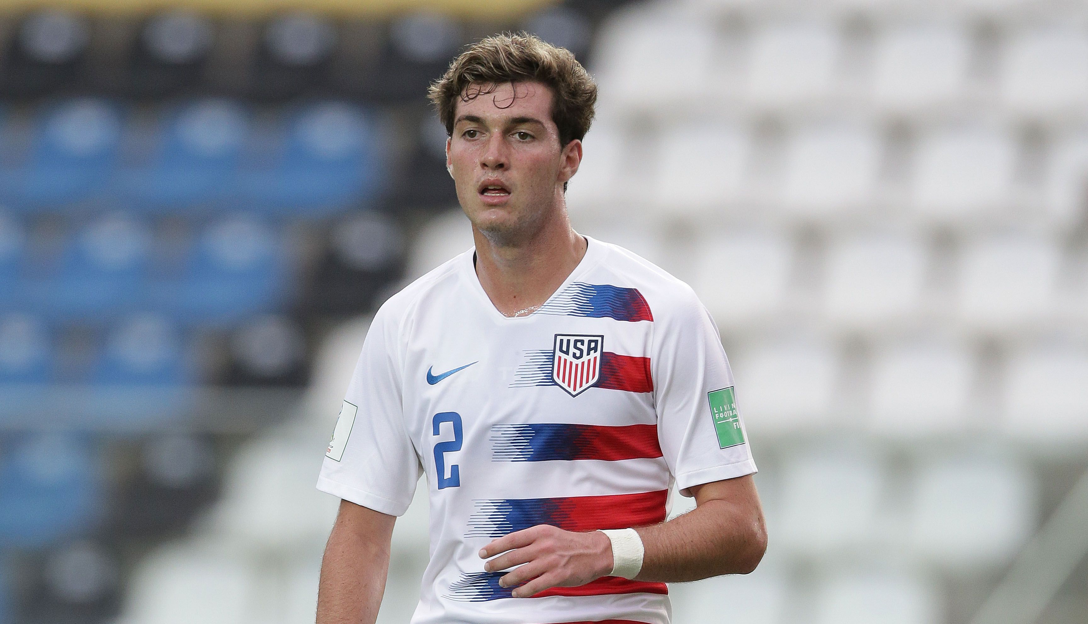 Gladbachs neuer Verteidiger Joe Scally, auf dieser Aufnahme während eines Spiels der U17-Auswahl der USA am 27. Oktober 2019 zu sehen, blickt auf das Spielfeld.
