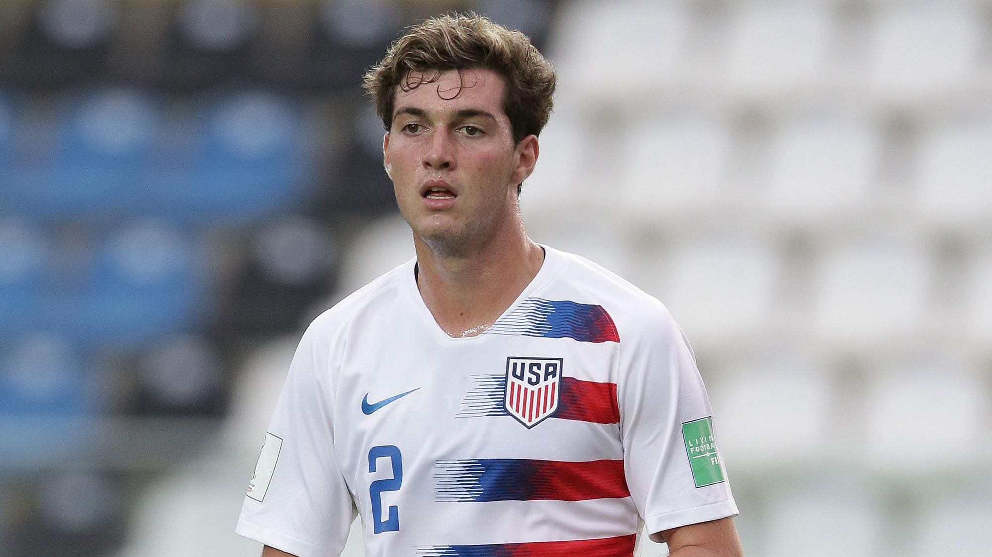 Gladbachs neuer Verteidiger Joe Scally, auf dieser Aufnahme während eines Spiels der U17-Auswahl der USA am 27. Oktober 2019 zu sehen, blickt auf das Spielfeld.