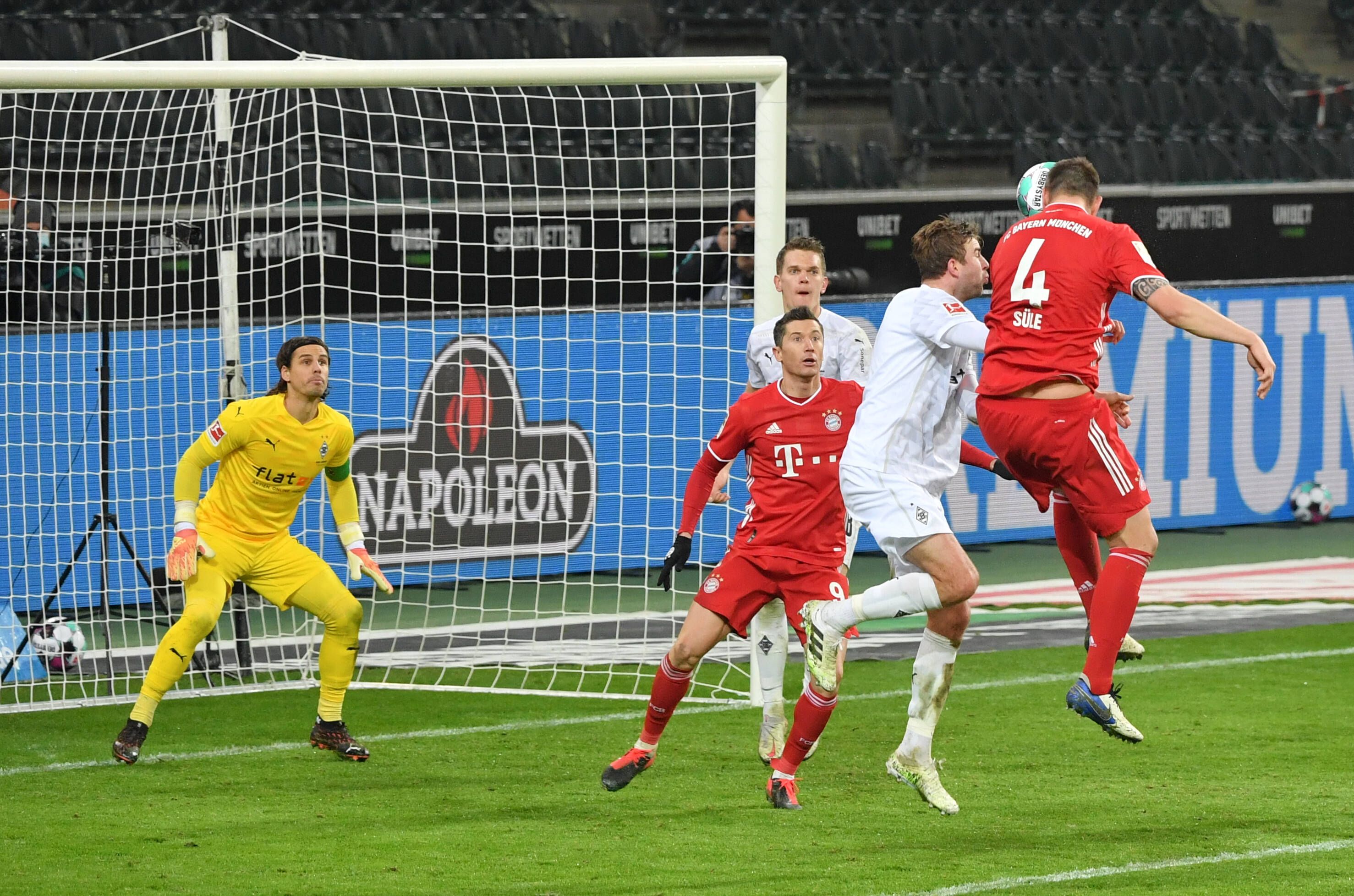 Gladbachs Innenverteidiger Matthias Ginter (im Hintergrund) hat in dieser Szene den Kopfball von Bayern-München-Verteidiger Niklas Süle (r.) genau im Blick und klärt Sekundenbruchteile später vor der Linie für den bereits geschlagenen Schlussmann Yann Sommer. Ginter rettete damit in der Nachspielzeit den Borussen-Sieg (3:2) im Bundesliga-Duell am 8. Januar 2021.