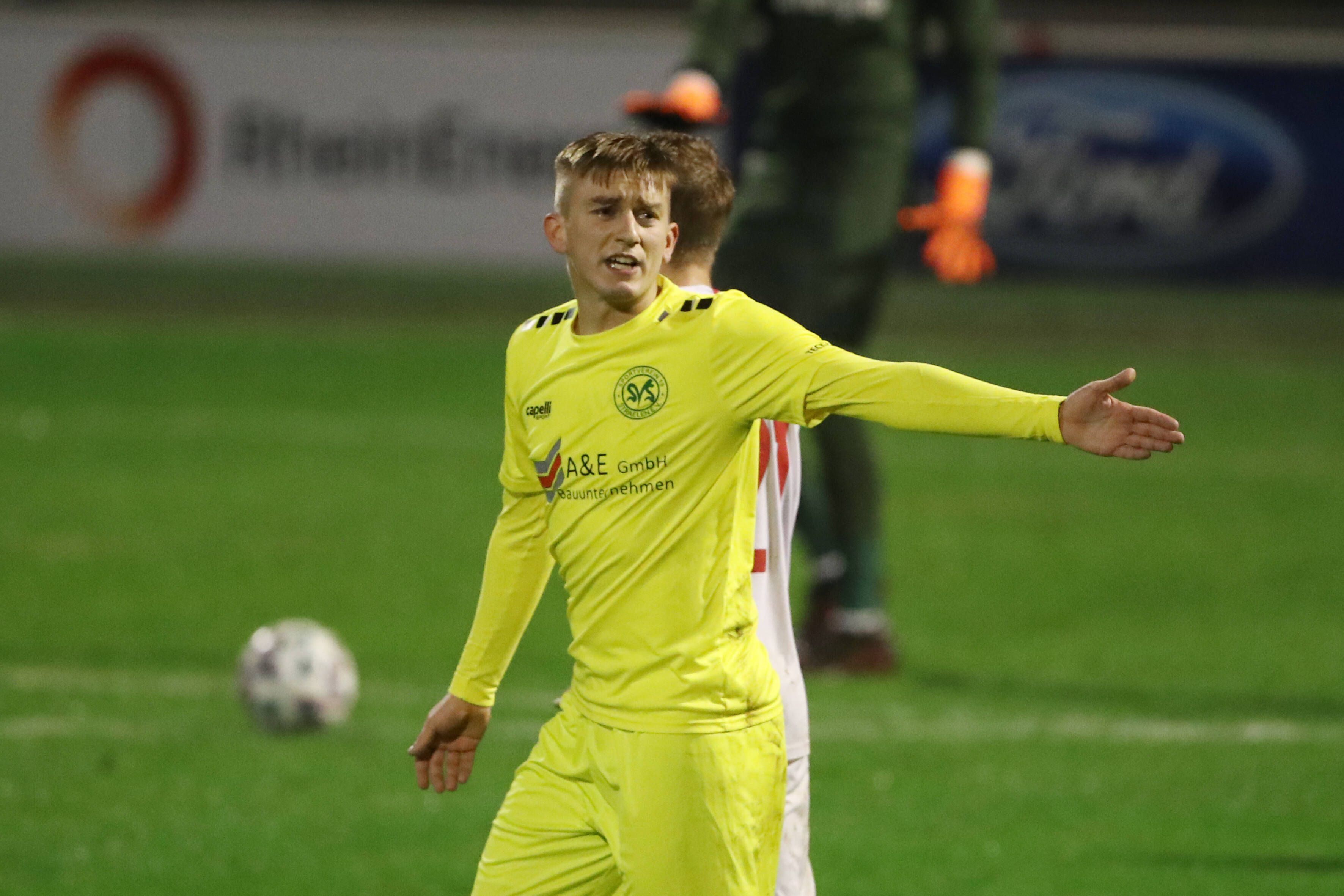 Der ehemalige Gladbacher Sinan Kurt, hier im Regionalliga-Duell mit dem 1. FC Köln (U21) am 4. November 2020, gestikuliert mit seinem Arm.
