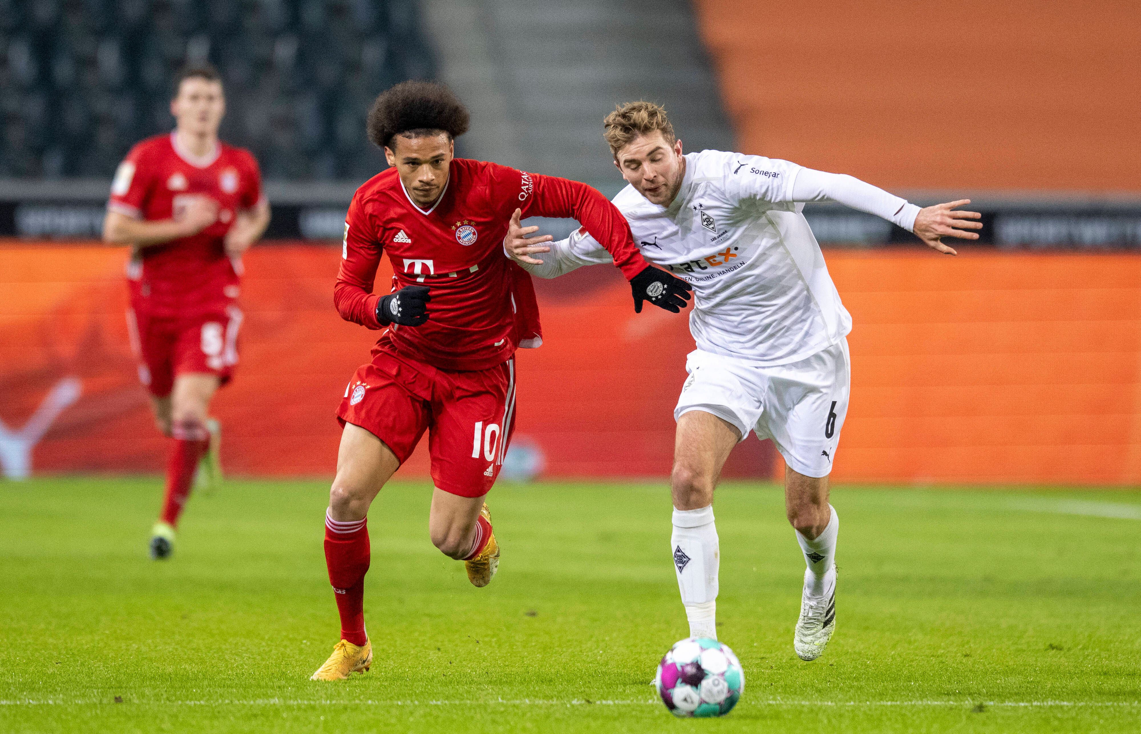 Borussias Mittelfeldspieler Christoph Kramer (r.), auf diesem Foto im Zweikampf mit Bayerns Leroy Sane (l.) am 8. Januar 2021 zu sehen.