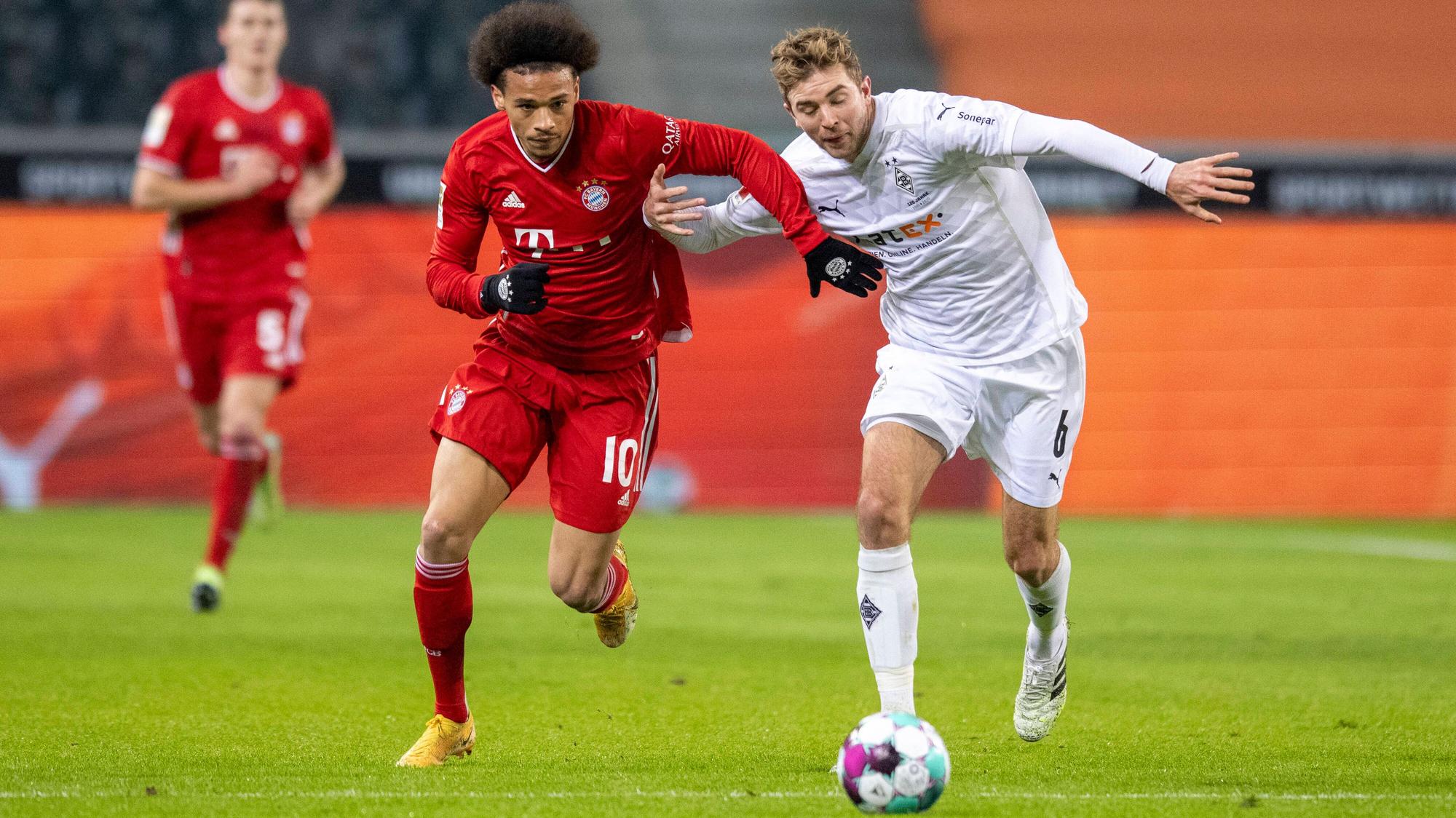 Borussias Mittelfeldspieler Christoph Kramer (r.), auf diesem Foto im Zweikampf mit Bayerns Leroy Sane (l.) am 8. Januar 2021 zu sehen.