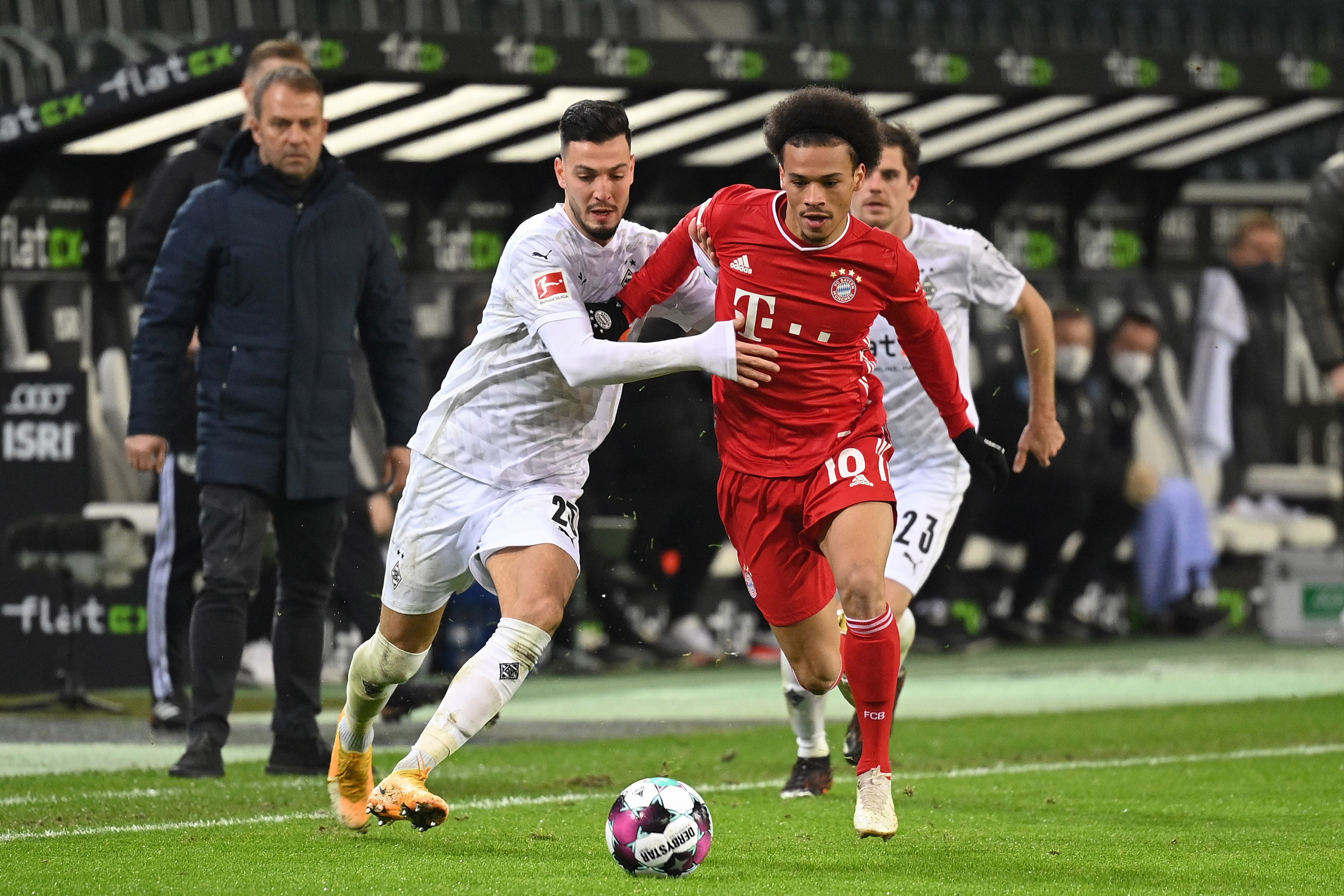 Borussias Linksverteidiger Ramy Bensebaini (l.) ließ seinem Gegenspieler Leroy Sané (r.) im Duell gegen den FC Bayern München kaum eine Chance.