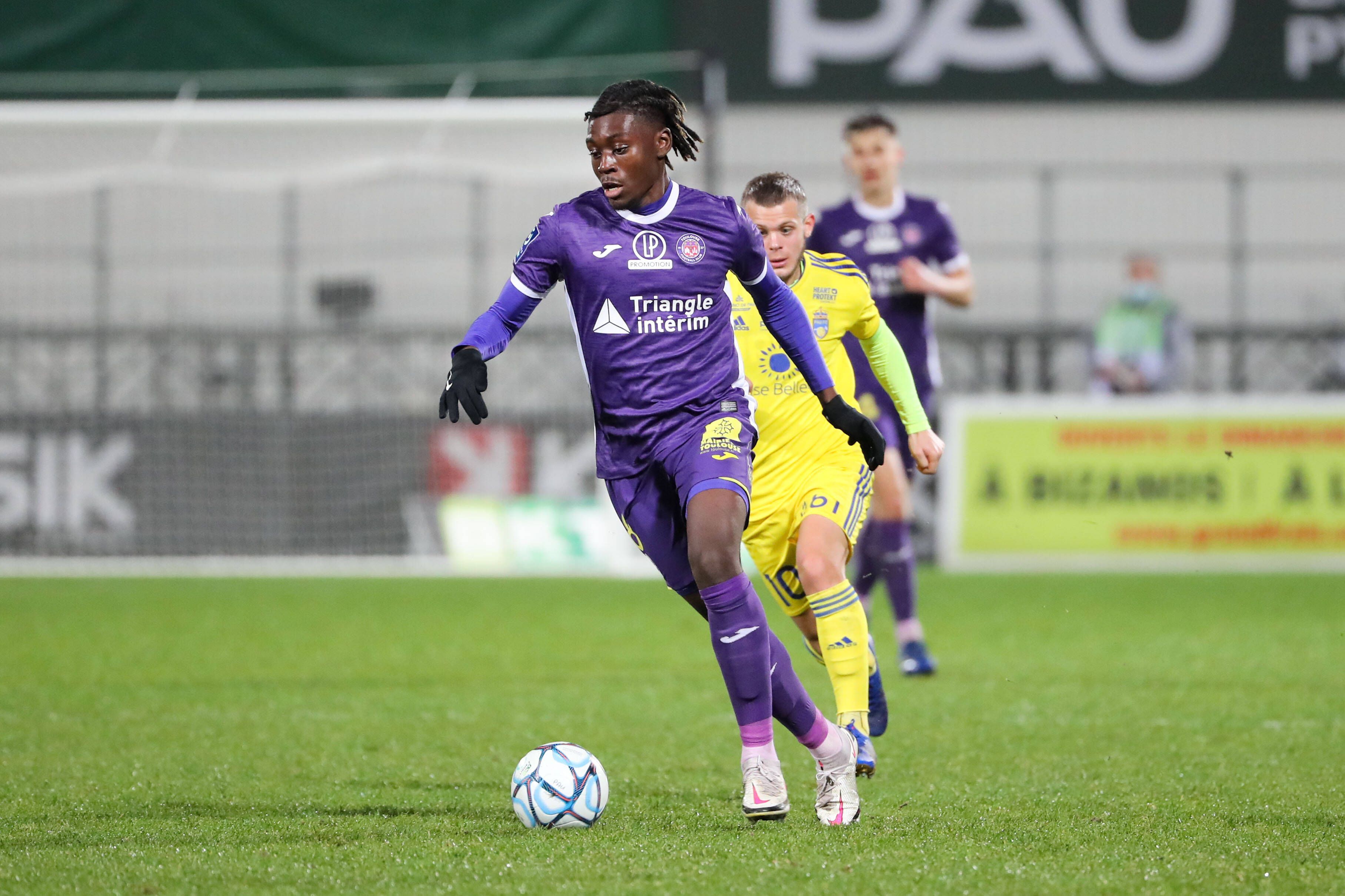 Borussia soll Kouadio Koné, hier bei einem französischen Zweitliga-Spiel beim FC Pau, bereits im Winter verpflichten sollen.