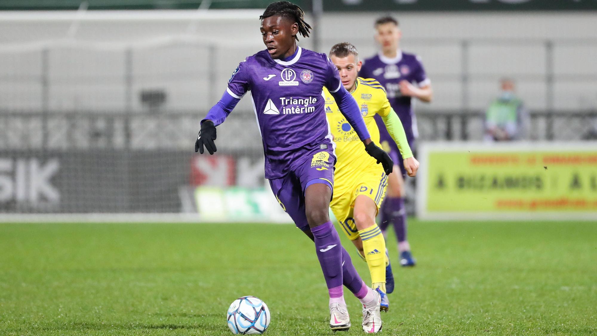 Borussia soll Kouadio Koné, hier bei einem französischen Zweitliga-Spiel beim FC Pau, bereits im Winter verpflichten sollen.