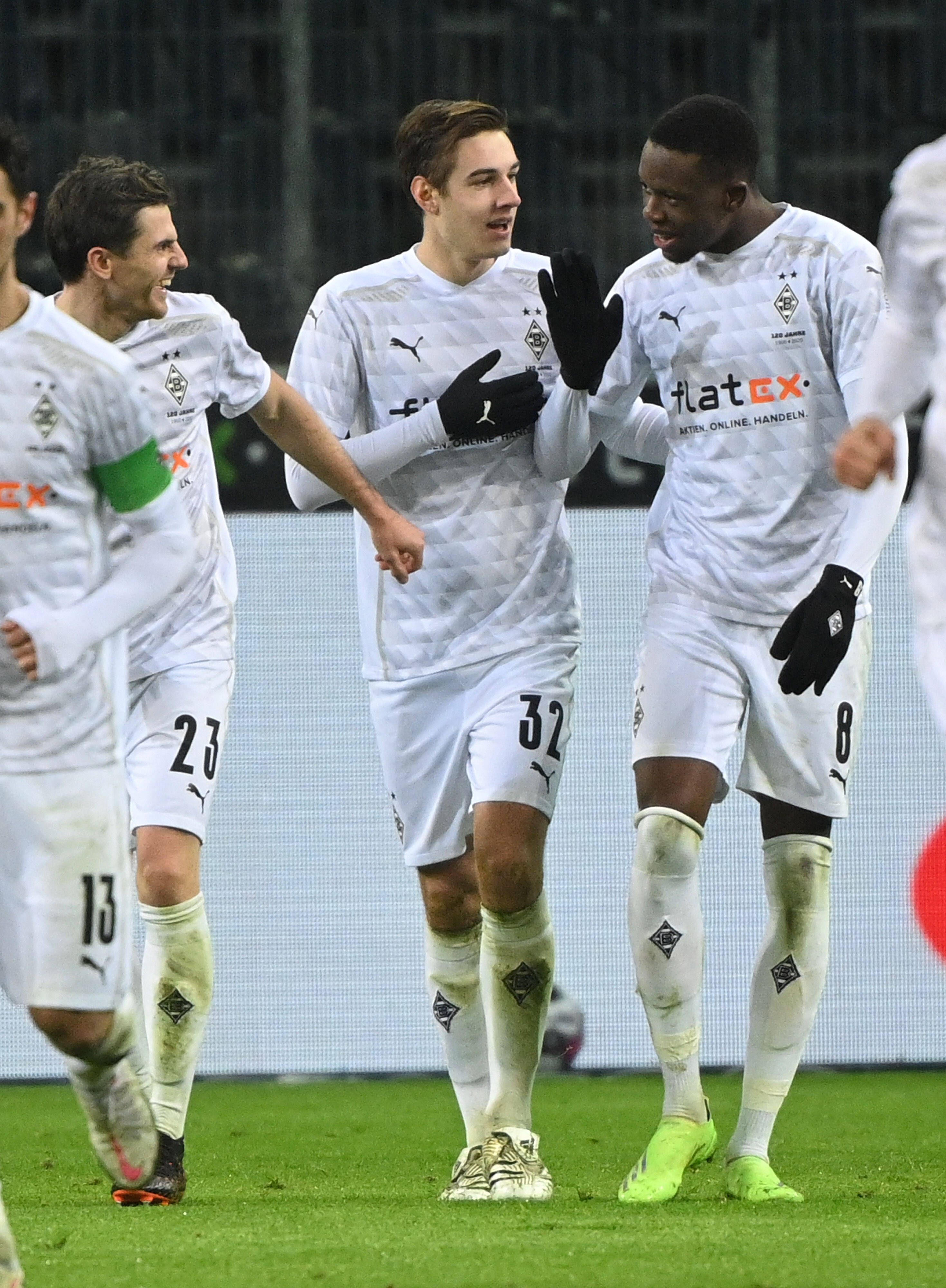 Jonas Hofmann (l.), Florian Neuhaus (m.) und Denis Zakaria (r.) hatten beim Bundesliga-Spiel gegen Bayern München Grund zu Jubeln.