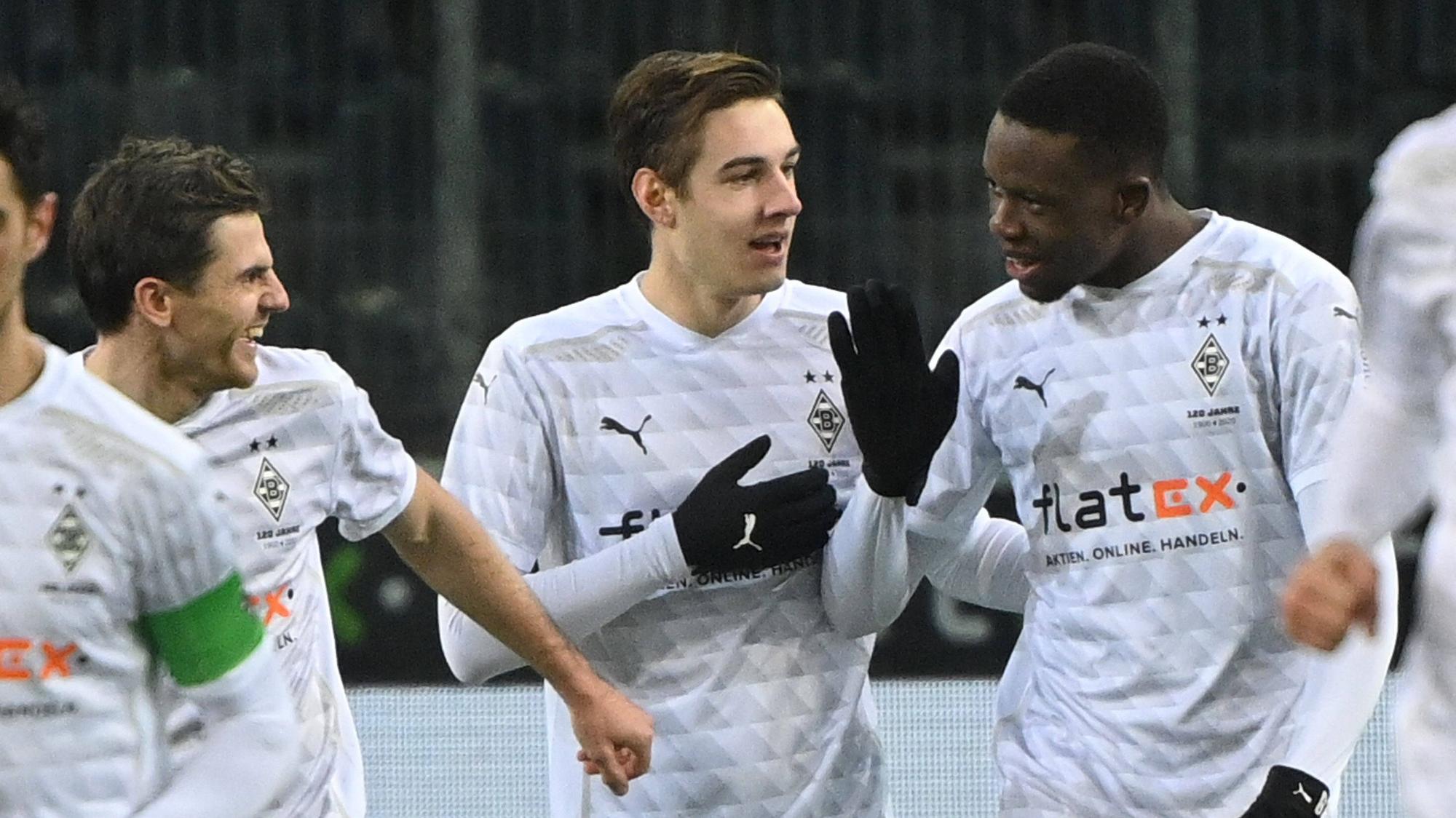Jonas Hofmann (l.), Florian Neuhaus (m.) und Denis Zakaria (r.) hatten beim Bundesliga-Spiel gegen Bayern München Grund zu Jubeln.