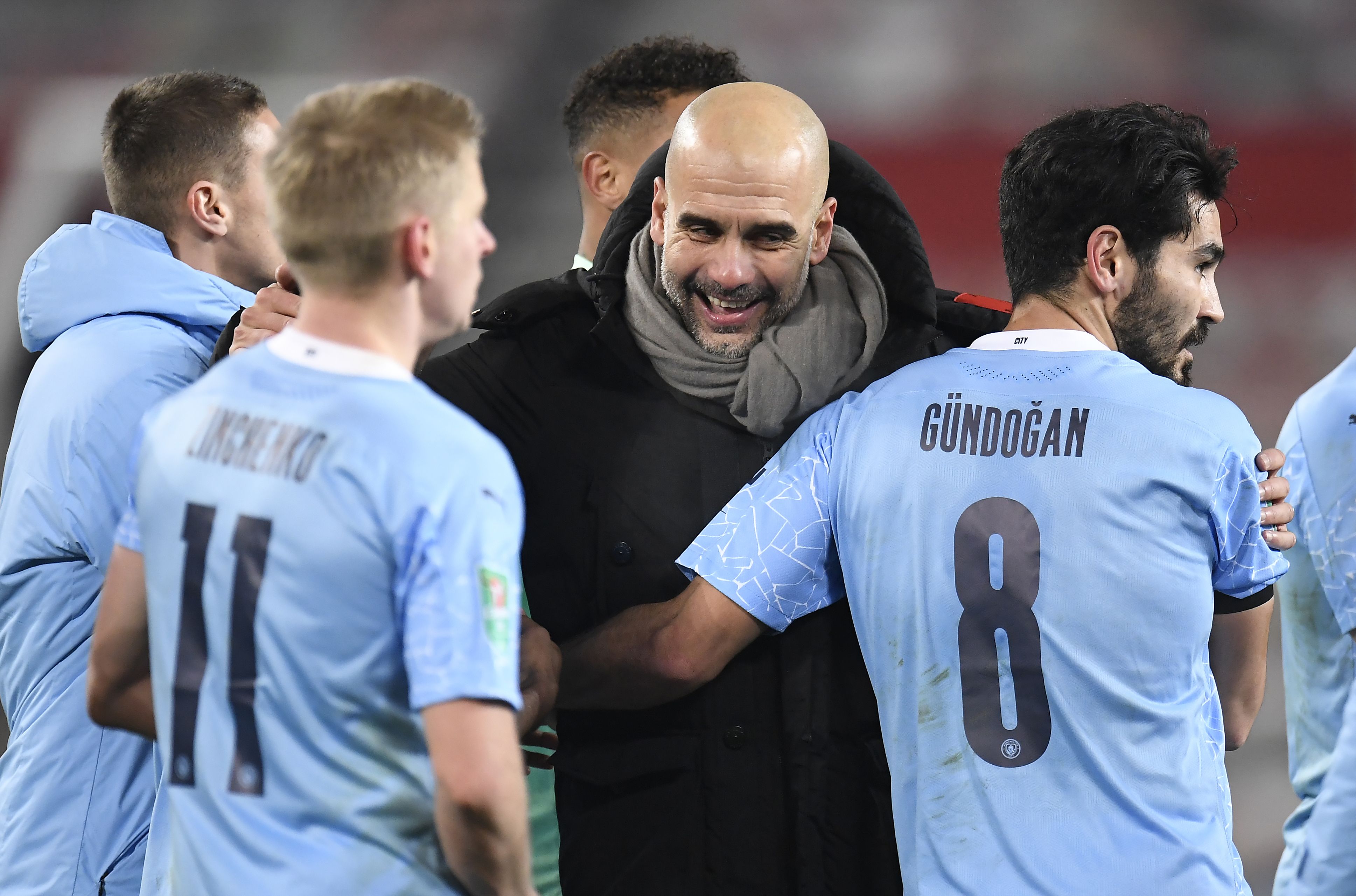 Pep Guardiola (2.v.r.) jubelt mit seinem Team über den Sieg gegen Manchester United