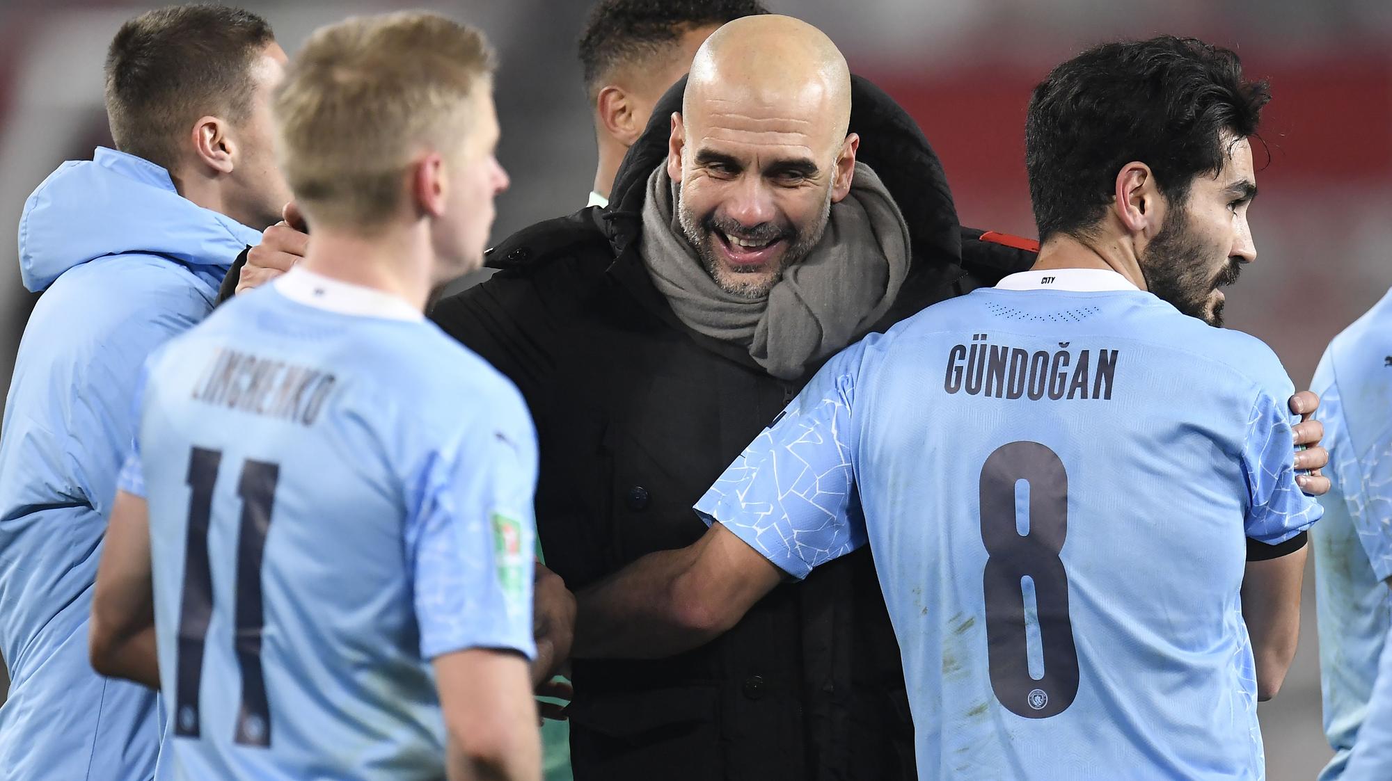 Pep Guardiola (2.v.r.) jubelt mit seinem Team über den Sieg gegen Manchester United