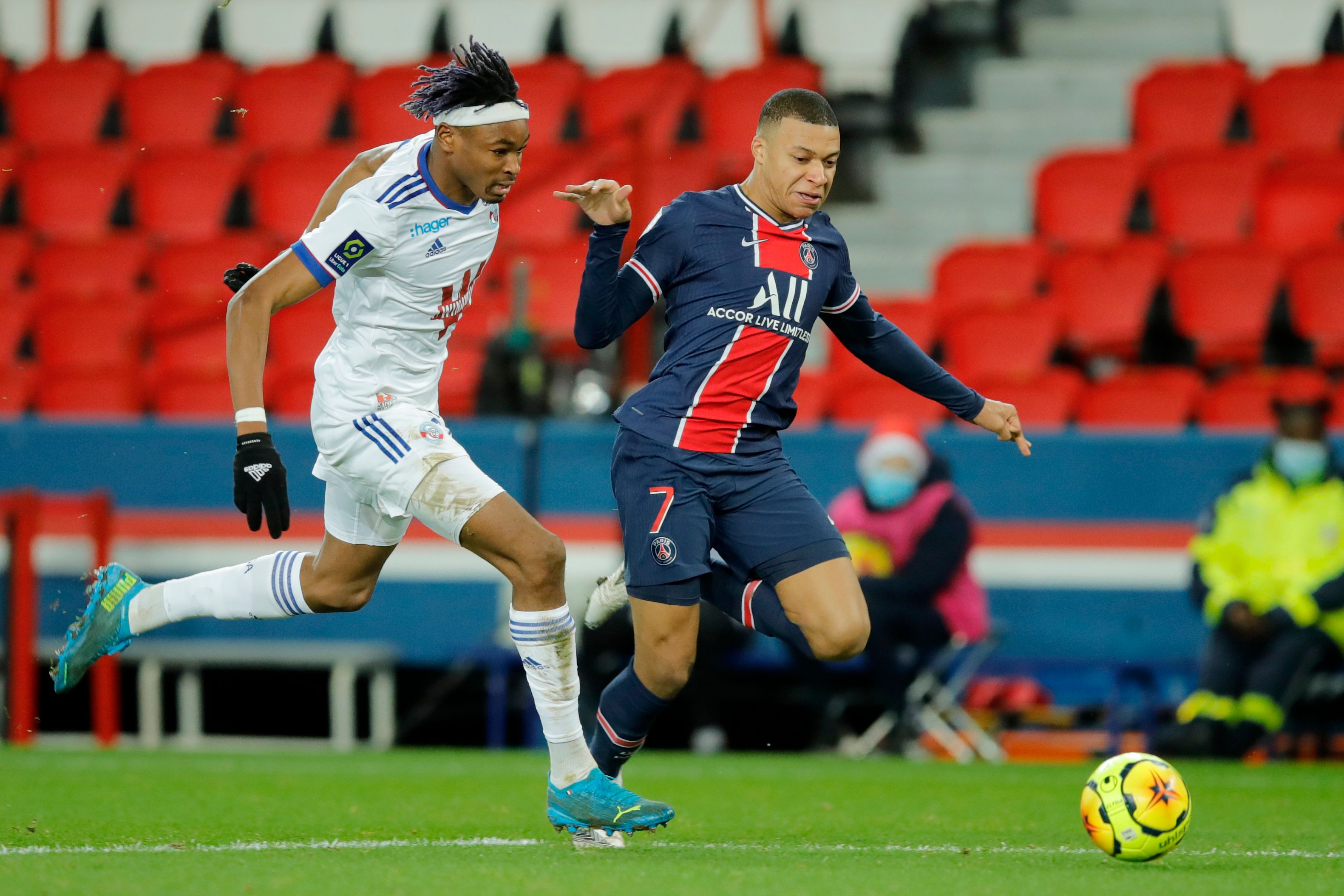 Straßburgs Mohamed Simakan (l.), hier mit Kylian Mbappé (r.), soll auf dem Zettel der Borussia-Scouts stehen.