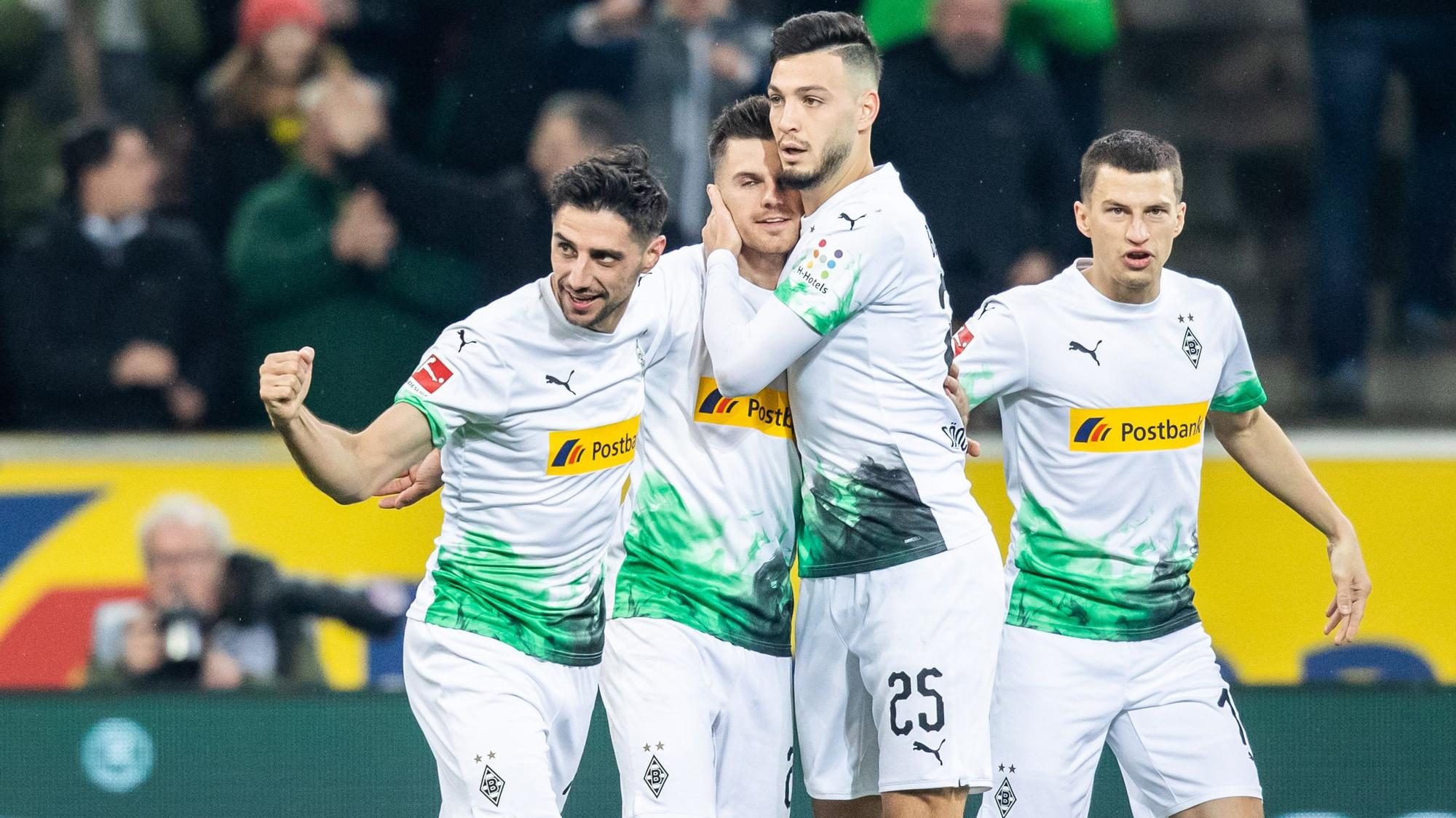 Gladbachs Torschütze zum 1:1, beim Bundesliga-Spiel gegen Borussia Dortmund am 7.3.2020, Lars Stindl (l) wird von Gladbachs Florian Neuhaus (m), Gladbachs Ramy Bensebaini (2.v.r) und Gladbachs Stefan Lainer (r) gefeiert.