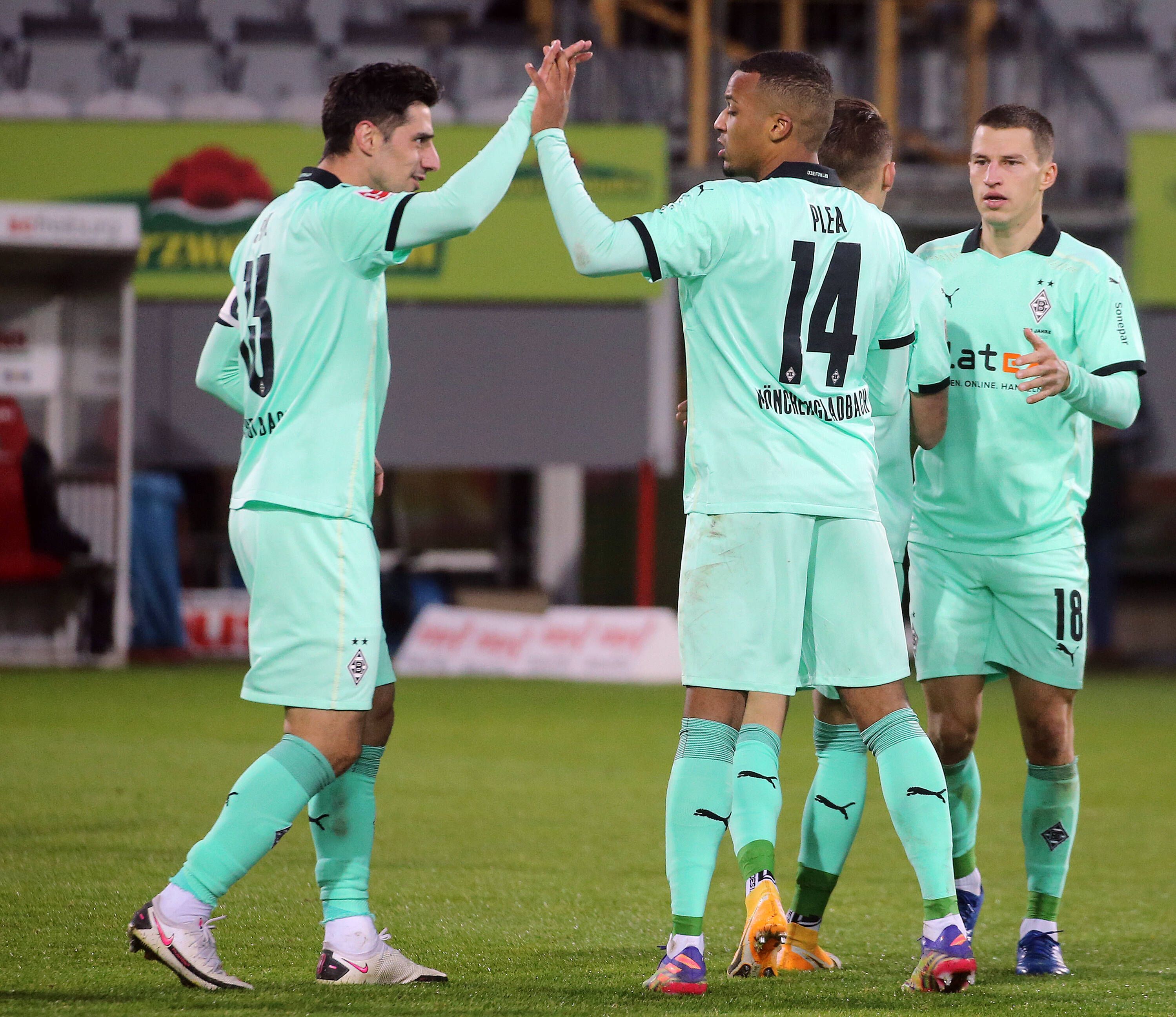 Borussias Torjäger Alassane Plea (r.) beim Torjubel mit Kapitän Lars Stindl (l.) beim Bundesliga-Spiel in Freiburg am 5.12.20.