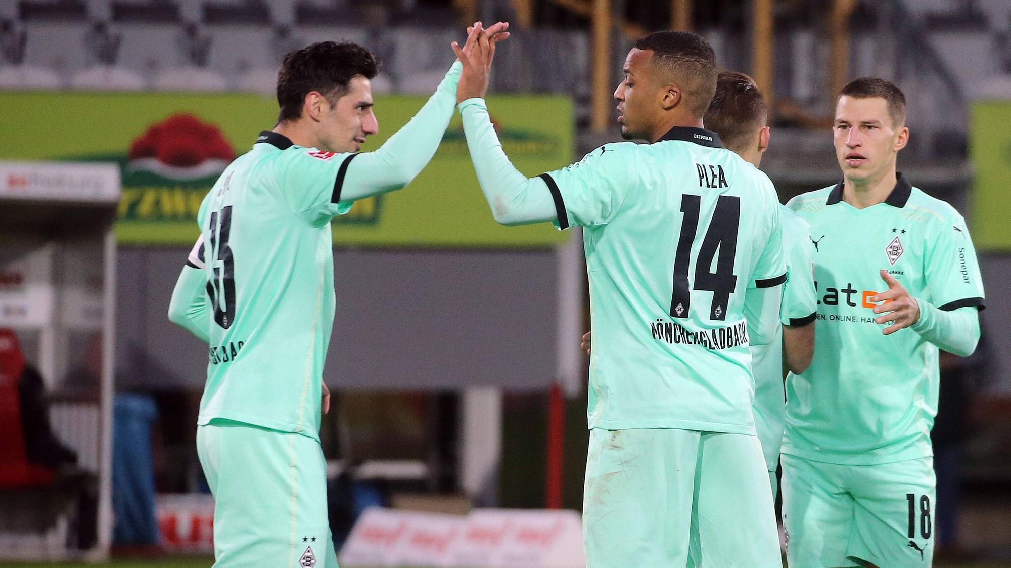 Borussias Torjäger Alassane Plea (r.) beim Torjubel mit Kapitän Lars Stindl (l.) beim Bundesliga-Spiel in Freiburg am 5.12.20.