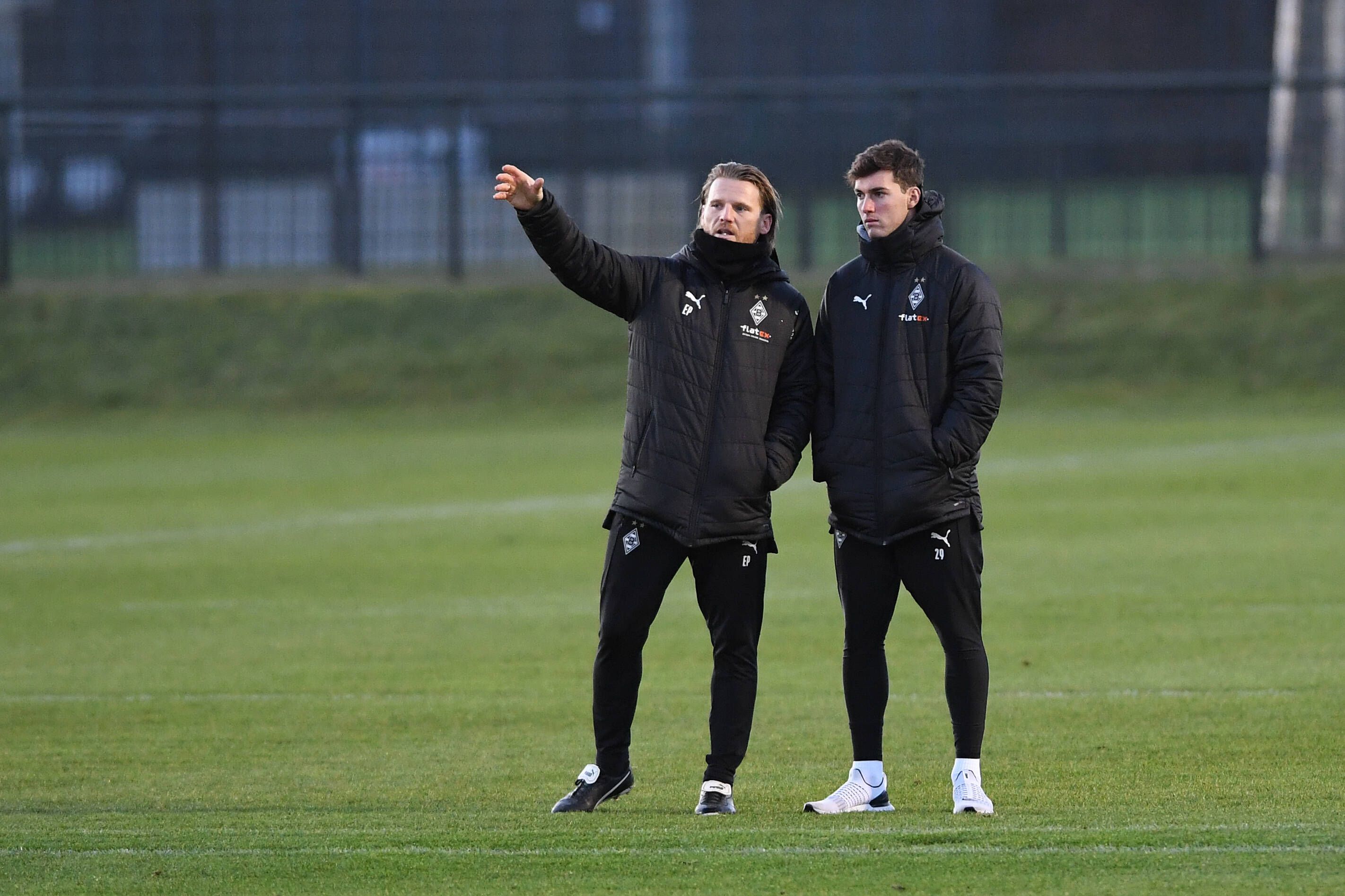 Neuzugang Joe Scally (r.) wird von Eugen Polanski (l.) durch den Borussia-Park geführt.