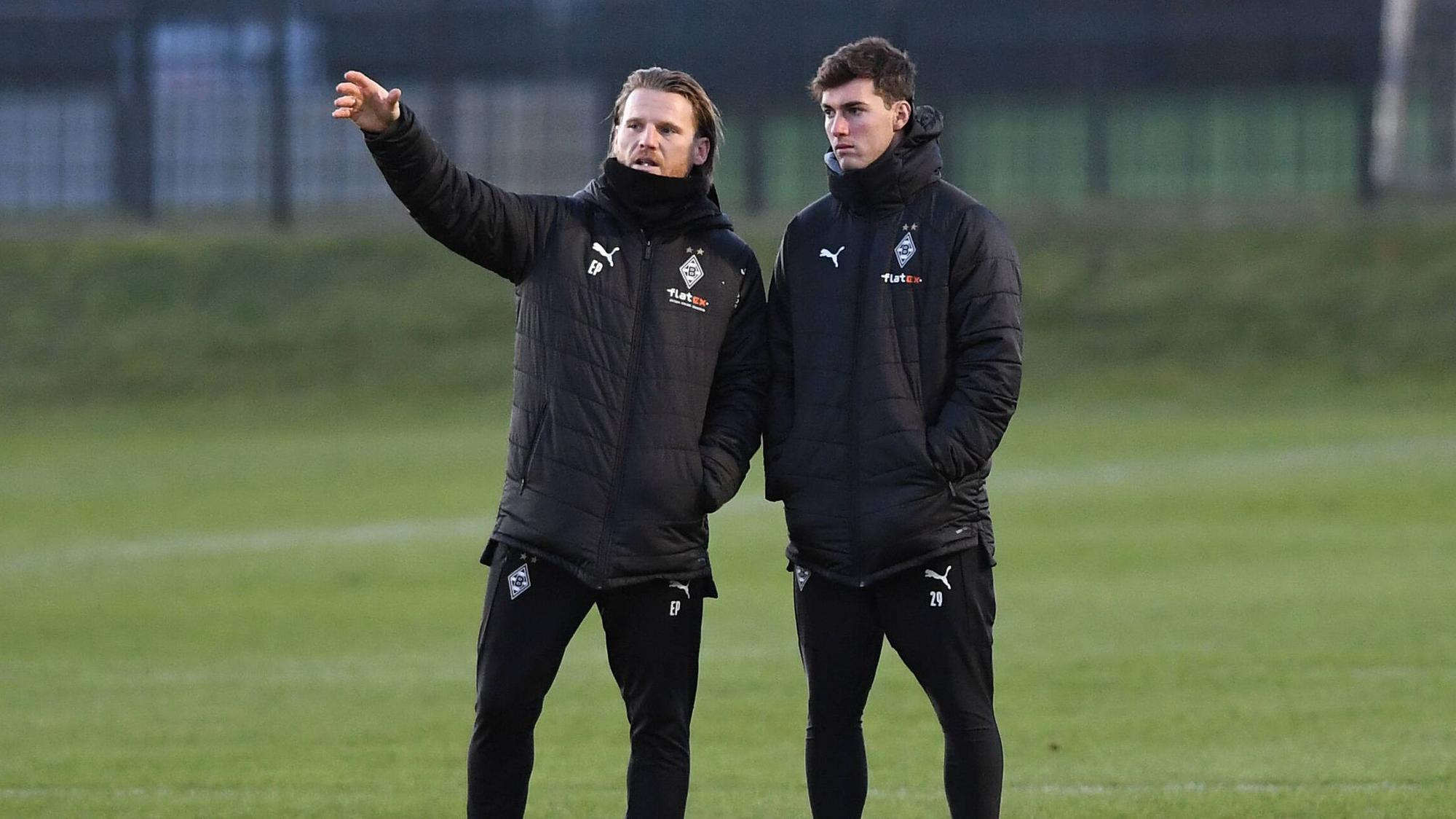 Neuzugang Joe Scally (r.) wird von Eugen Polanski (l.) durch den Borussia-Park geführt.