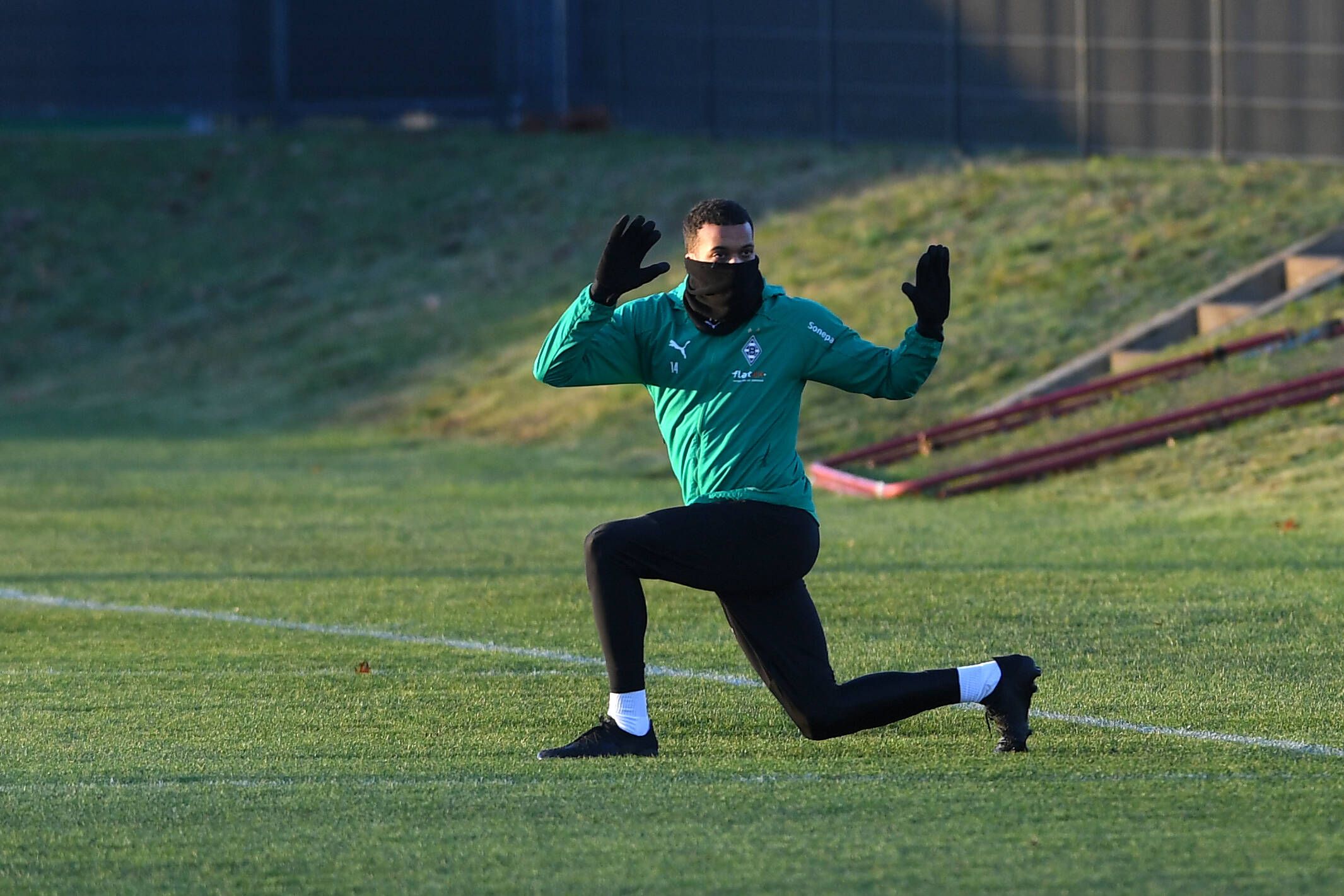 Gladbach-Stürmer Alassane Plea absolviert im Borussia-Park ein individuelle Trainingseinheit.