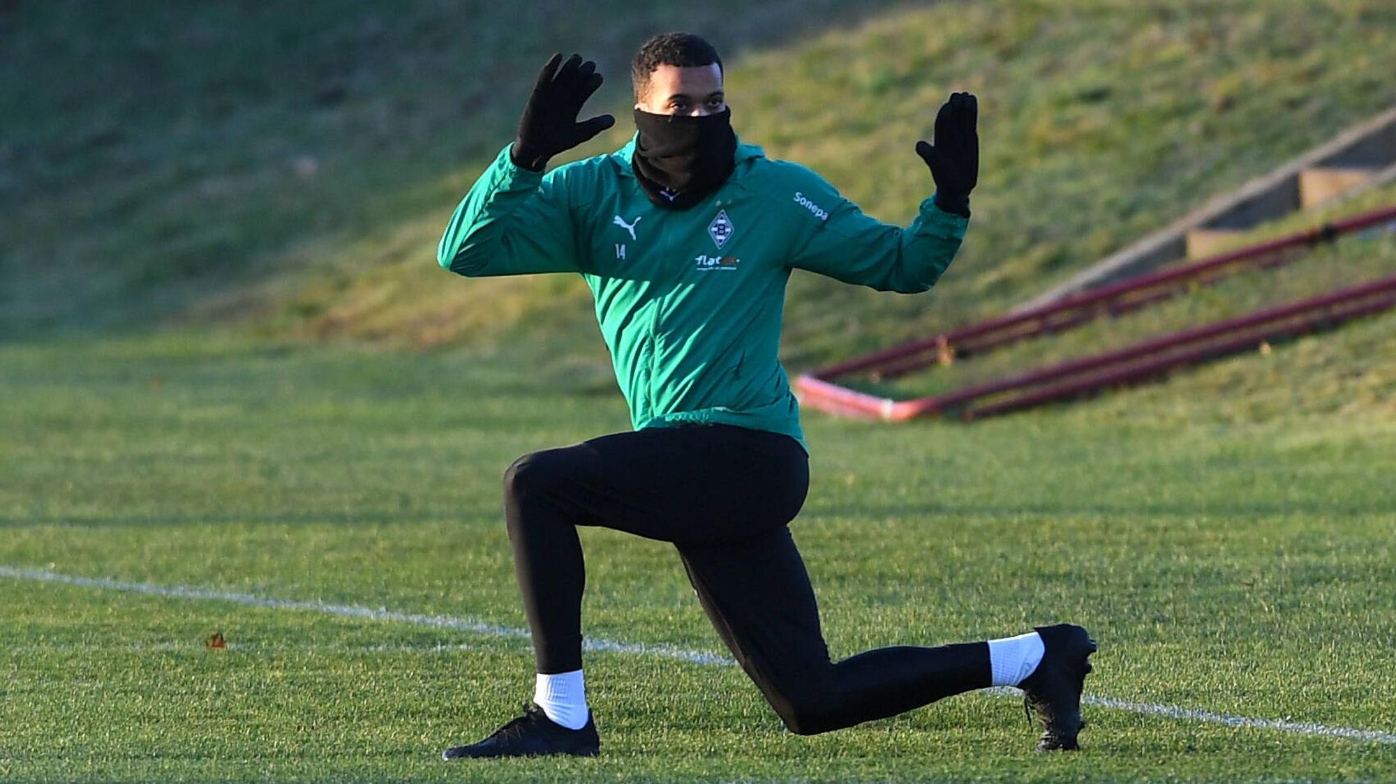 Gladbach-Stürmer Alassane Plea absolviert im Borussia-Park ein individuelle Trainingseinheit.