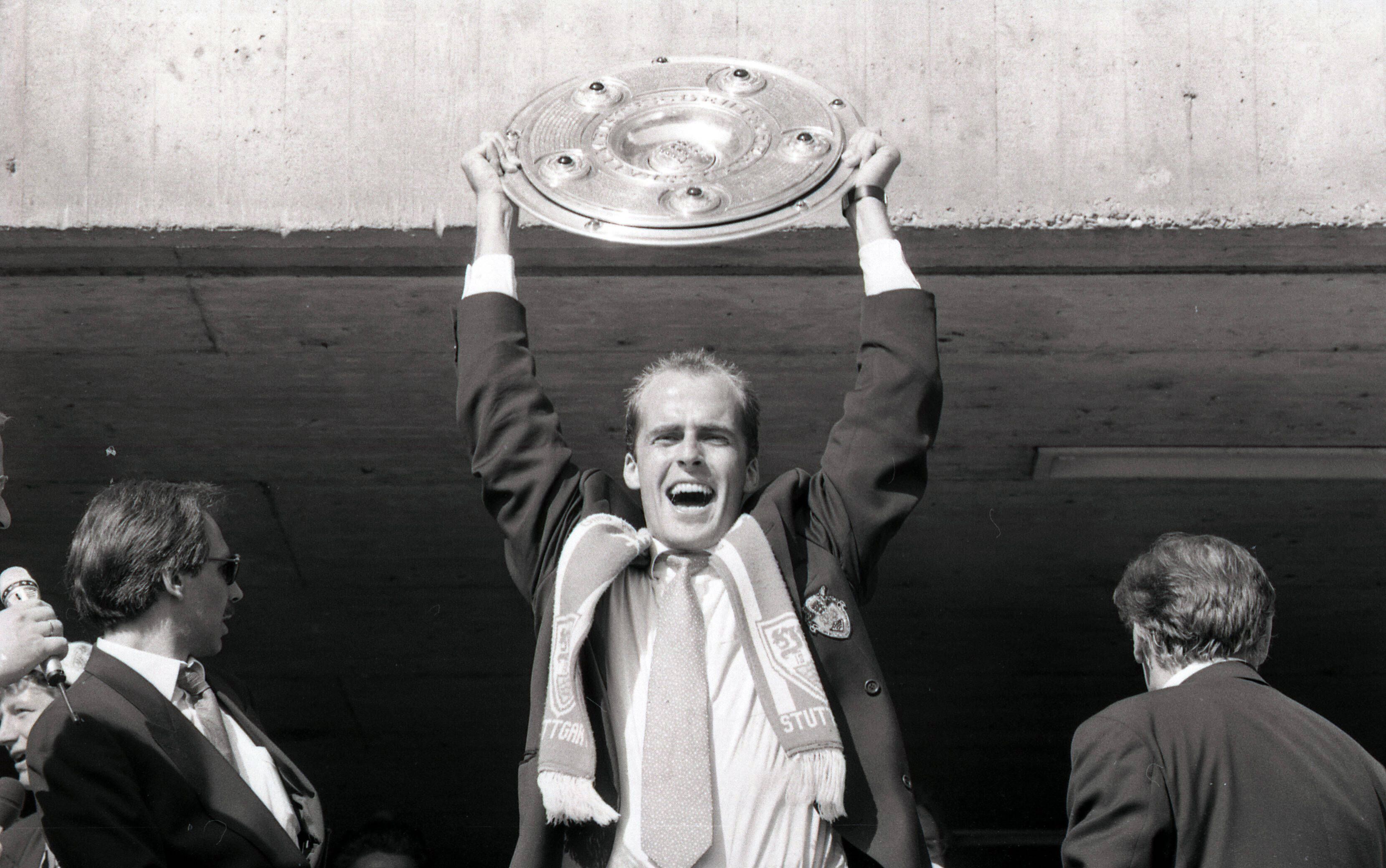 Michael Frontzeck reckt im Stuttgarter Neckarstadion im Mai 1992 die Meisterschale in die Höhe.