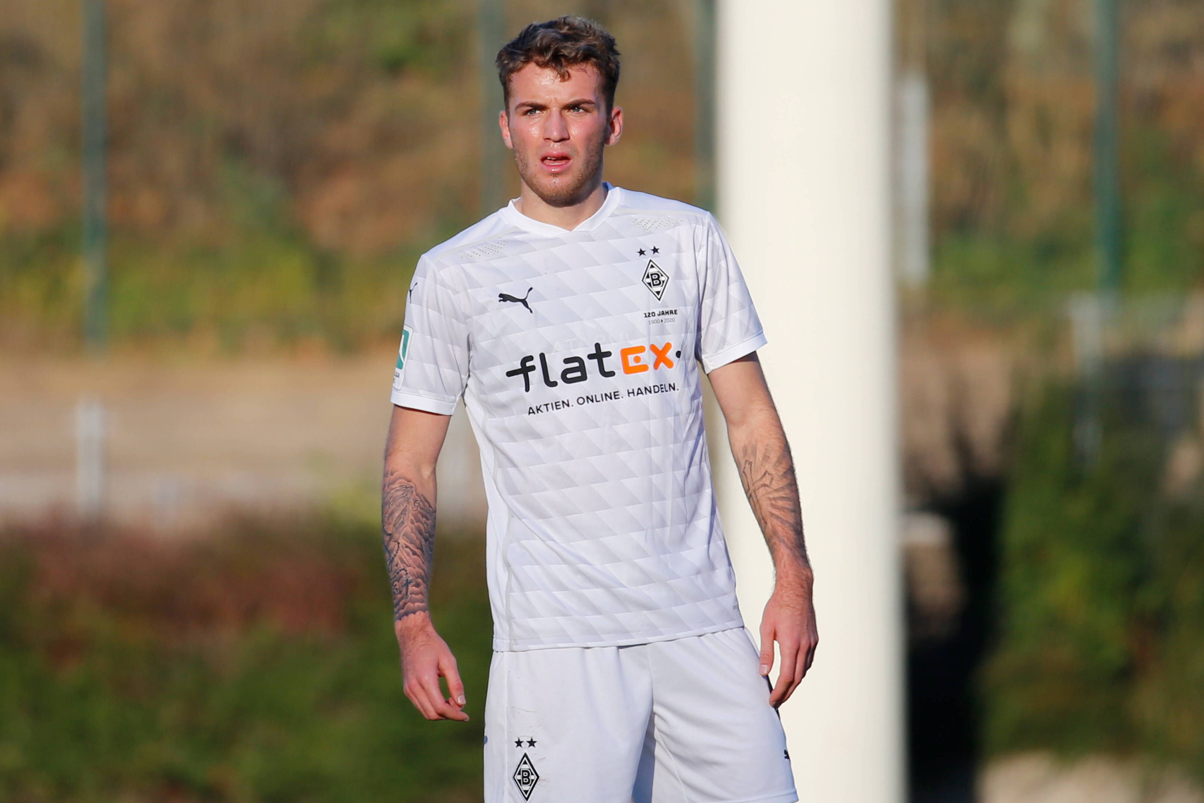 Verteidiger Jordan Beyer, hier beim Regionalliga-Duell von Borussias U23 am 28. November 2020 gegen Fortuna Köln, blickt auf das Spielfeld.