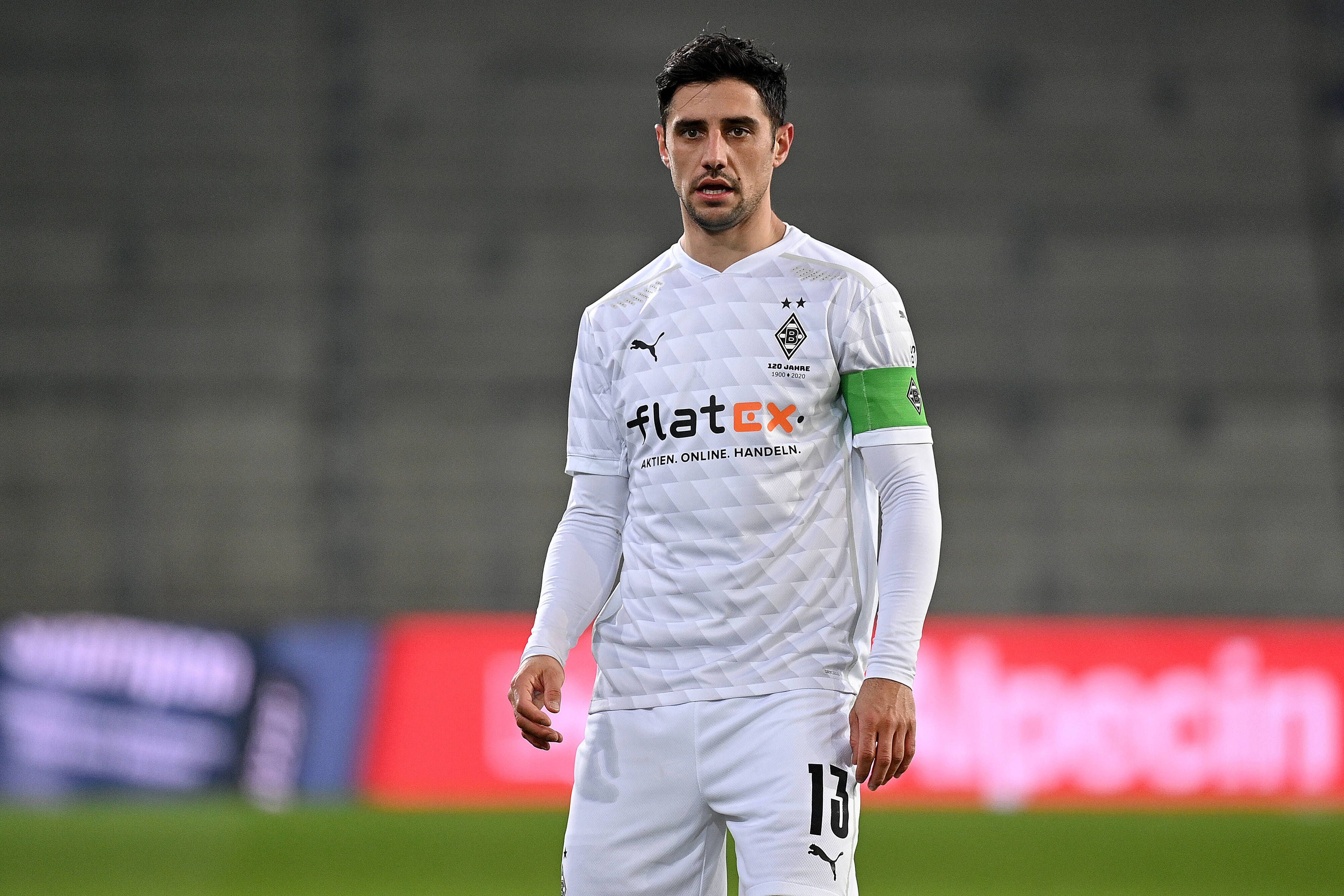 Gladbachs Kapitän Lars Stindl, hier am 2. Januar 2021 beim Bundesliga-Spiel in Bielefeld zu sehen, blickt in die Kamera des Fotografen.