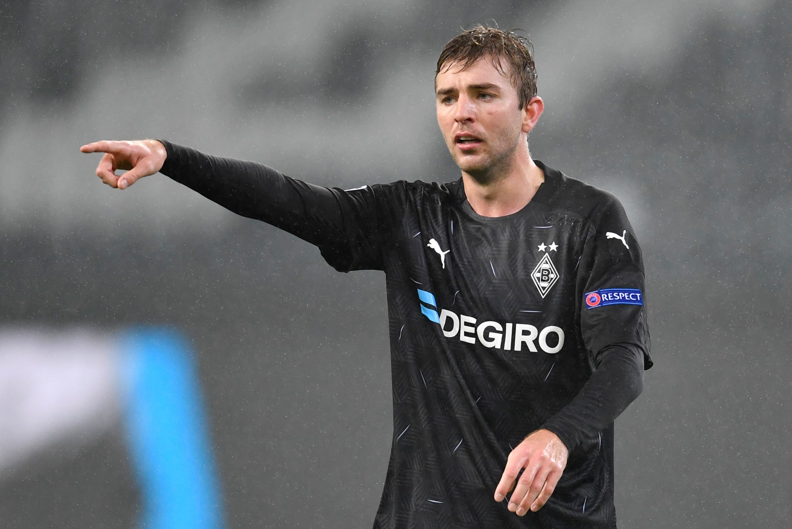 Mönchengladbachs Christoph Kramer zeigt beim Champions-League-Spiel seiner Borussia gegen Inter Mailand am 1.12.2020 mit dem rechten Arm in eine Richtung.