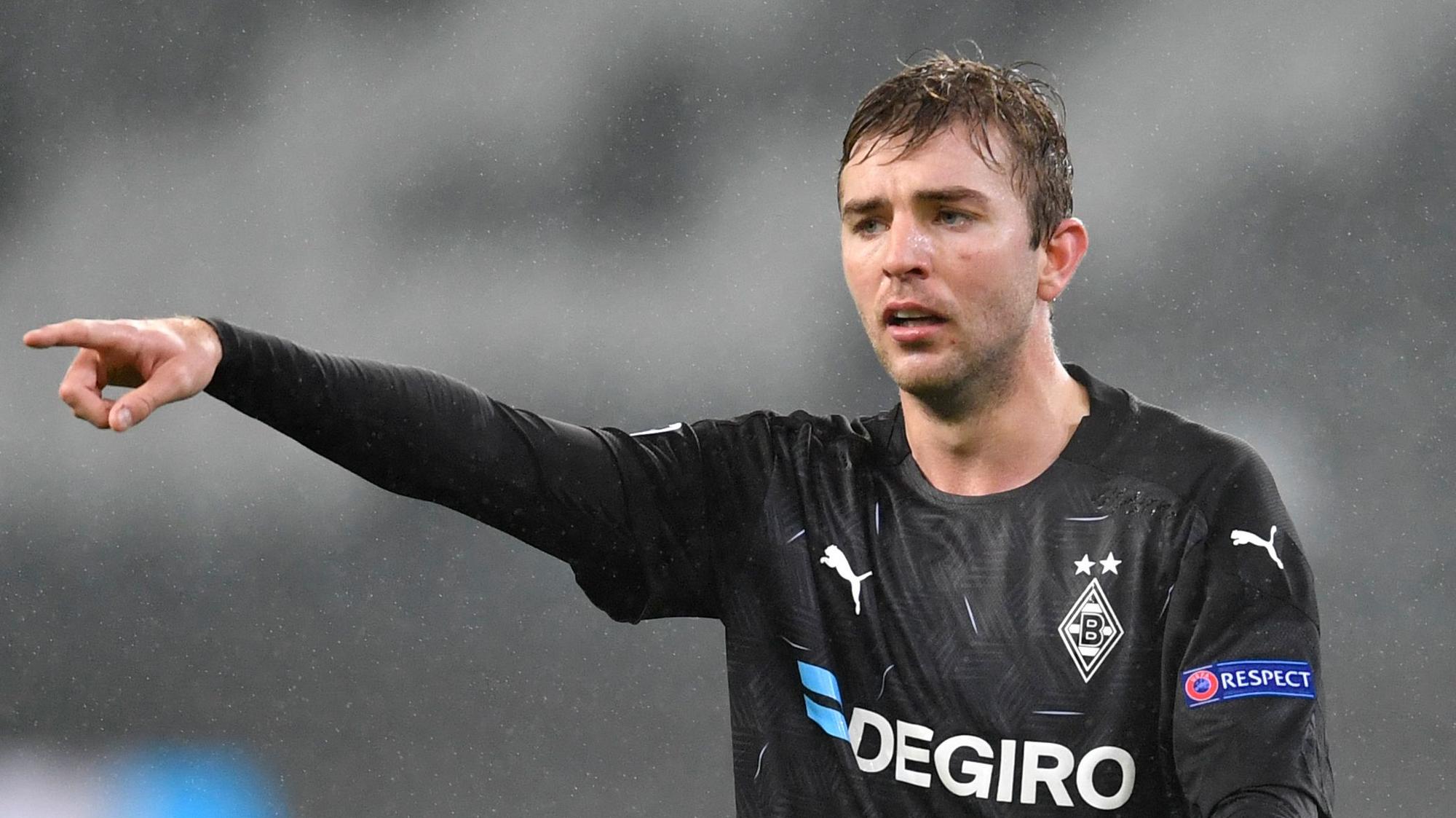 Mönchengladbachs Christoph Kramer zeigt beim Champions-League-Spiel seiner Borussia gegen Inter Mailand am 1.12.2020 mit dem rechten Arm in eine Richtung.