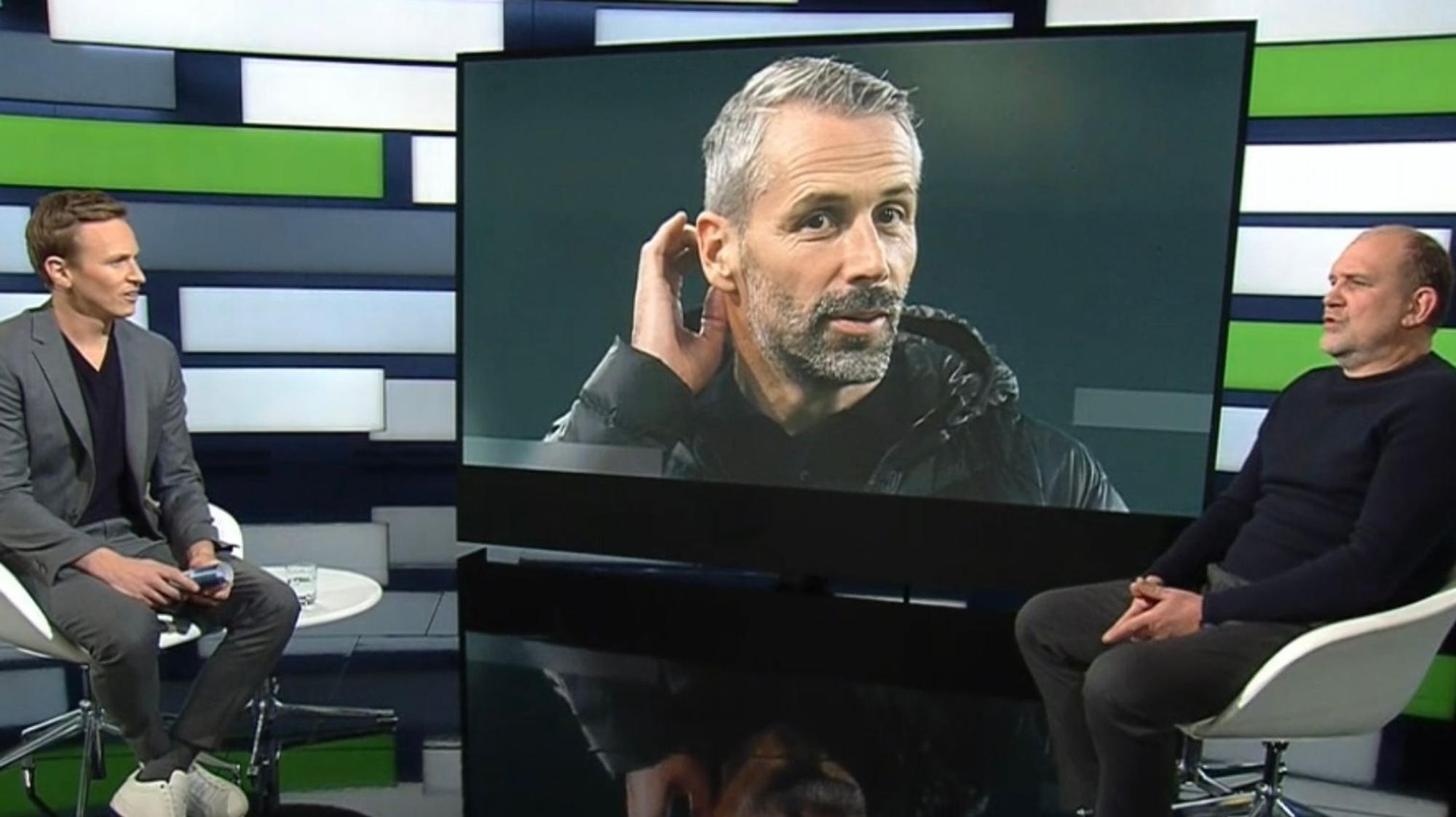 ZDF-Moderator Jochen Breyer (l.) interviewt am 16. Januar 2021 im Sportstudio vor laufenden Kameras den Wolfsburg-Manager Jörg Schmadtke (r.). Auf einem Monitor im Hintergrund ist Gladbach-Trainer Marco Rose zu sehen.