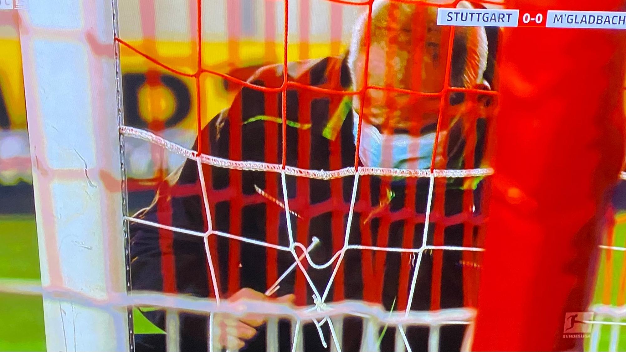 Ein Mann repariert während des Bundesliga-Duells zwischen dem VfB Stuttgart und Borussia Mönchengladbach das Tornetz.