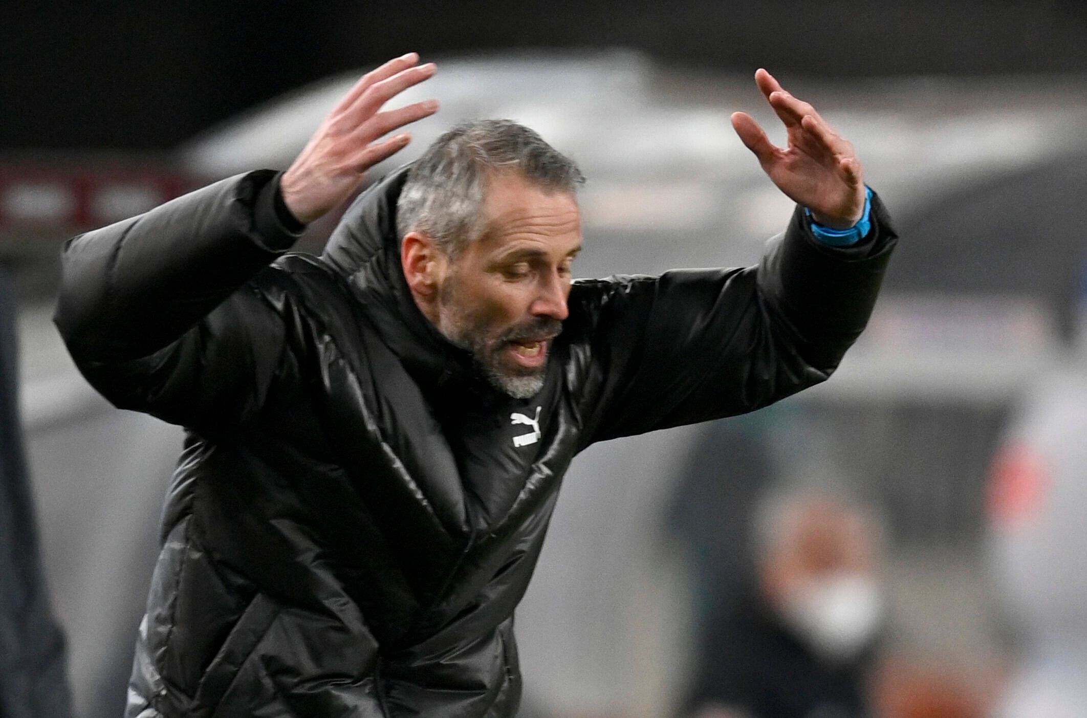 Gladbachs Trainer Marco Rose war nach dem Bundesliga-Spiel seiner Borussia beim VfB Stuttgart außer sich vor Wut. In dieser Szene gestikuliert er wild mit den Armen.
