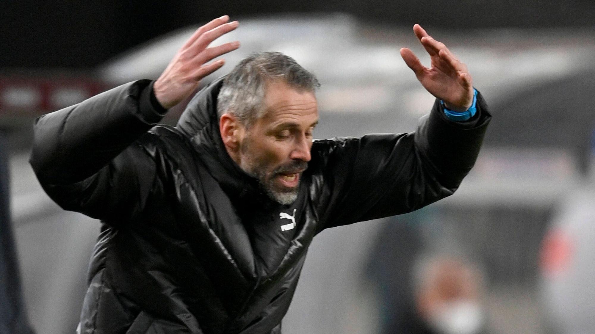 Gladbachs Trainer Marco Rose war nach dem Bundesliga-Spiel seiner Borussia beim VfB Stuttgart außer sich vor Wut. In dieser Szene gestikuliert er wild mit den Armen.