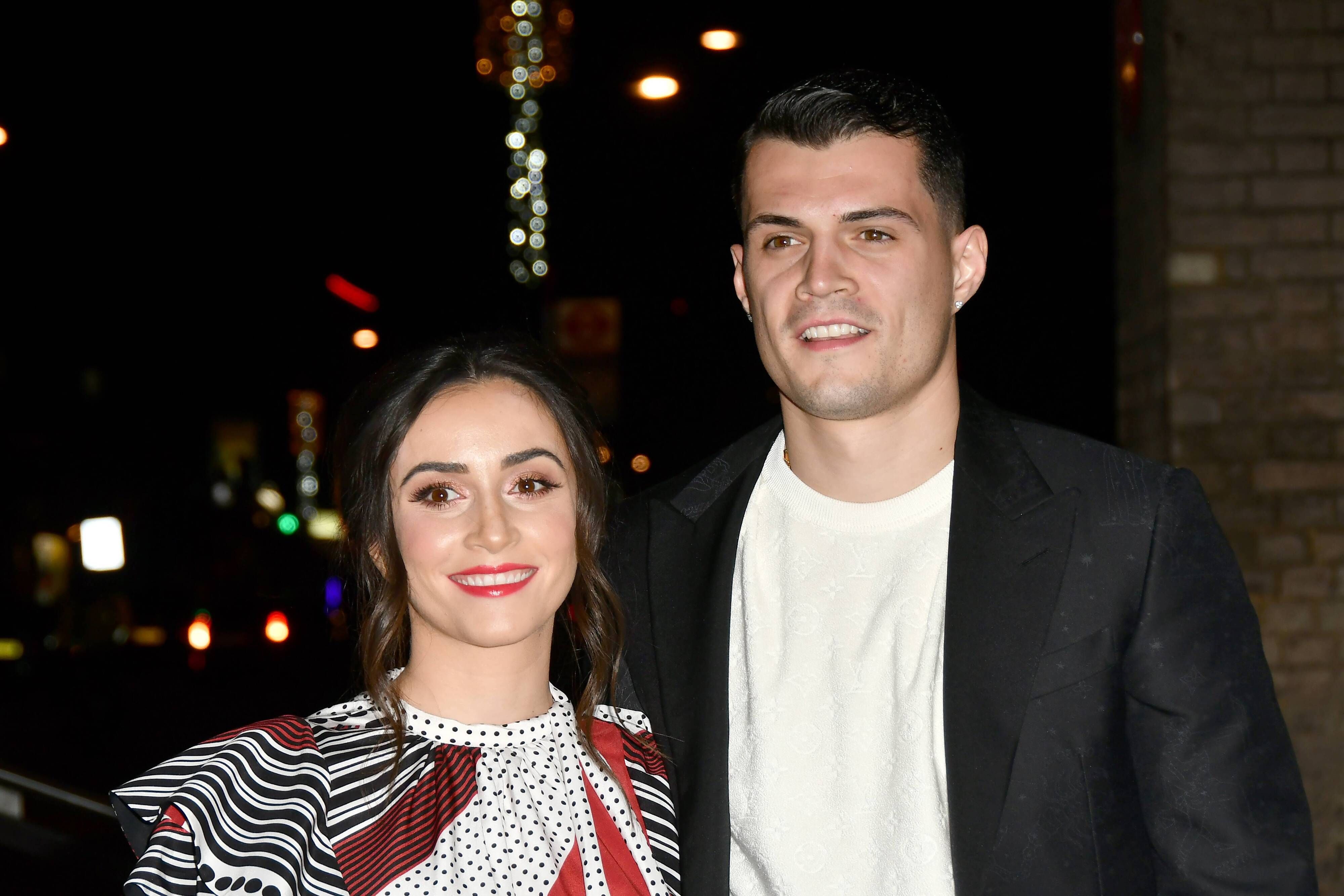 Der ehemalige Gladbach-Spieler und jetzige Arsenal-London-Star Granit Xhaka (r.) blickt mit seiner Frau Leonita Xhaka (l.) auf einer Veranstaltung in London am 18. Februar 2019 in die Kamera des Fotografen.
